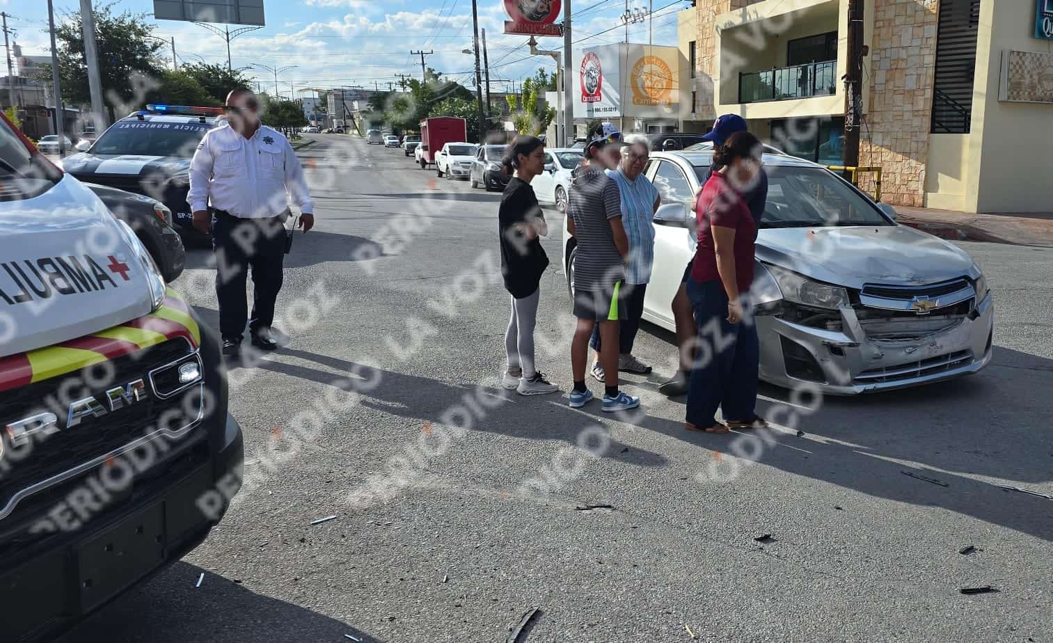Embarazada provoca choque en rotonda