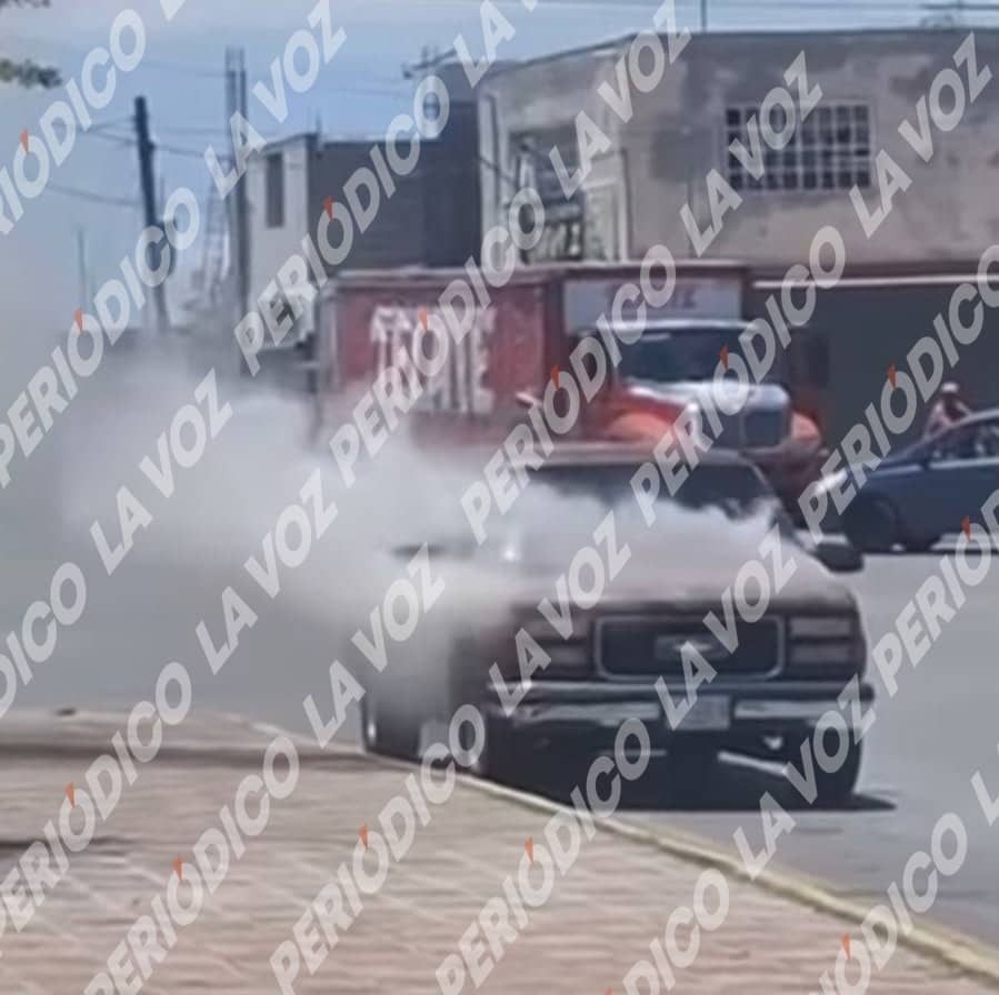 Incendio en Monclova: camioneta Chevrolet se quema en juzgados
