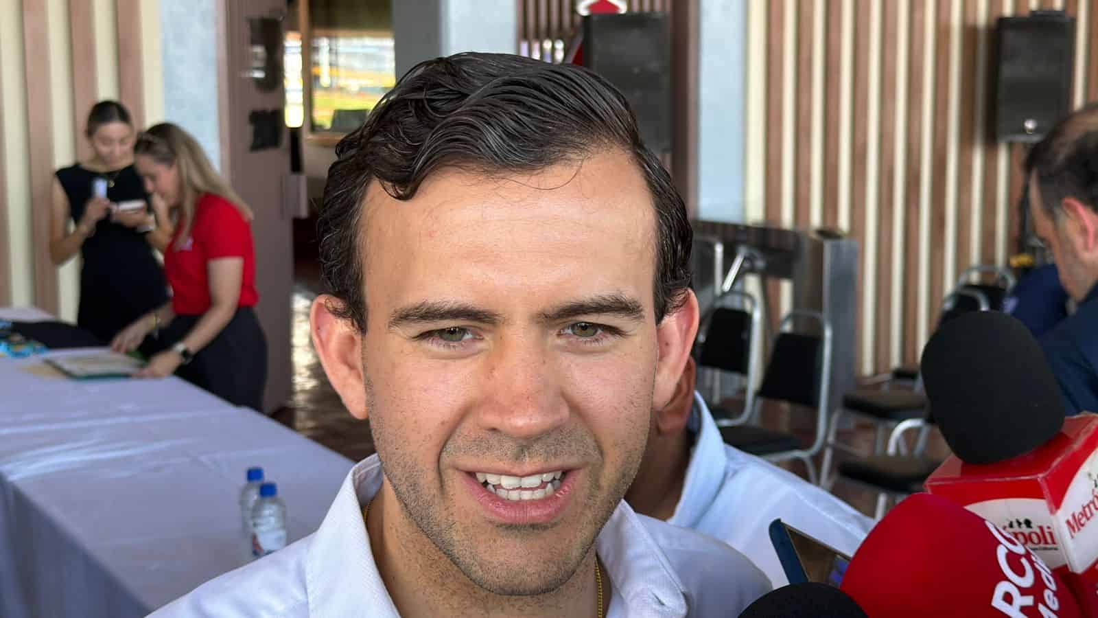 Gabriel Elizondo promete apoyo a ex trabajadores de AHMSA en Monclova