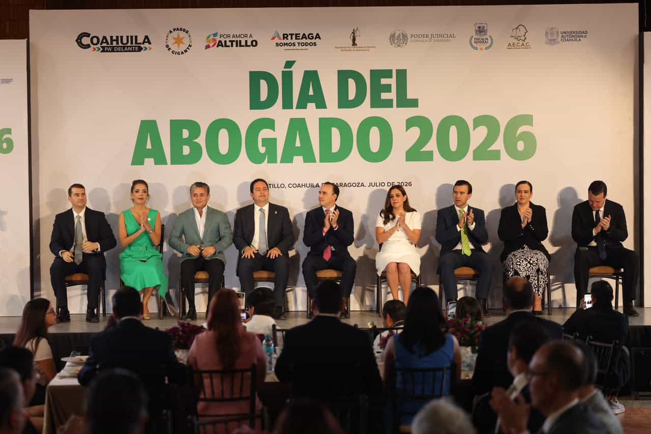 Manolo Jiménez reconoce a abogados en el Día del Abogado en Saltillo