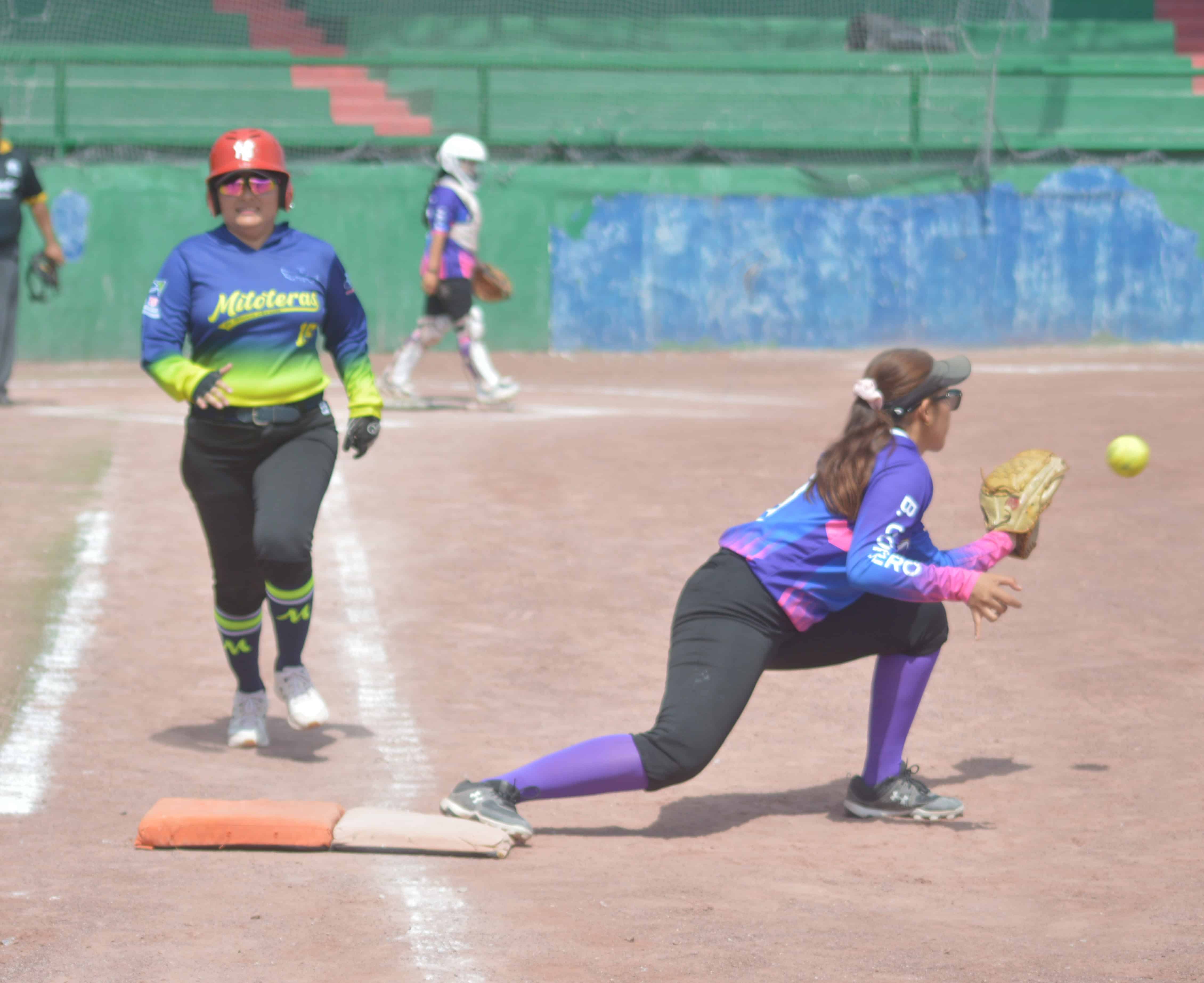 Queens se coronan campeonas en la Liga Municipal de Softbol Femenil