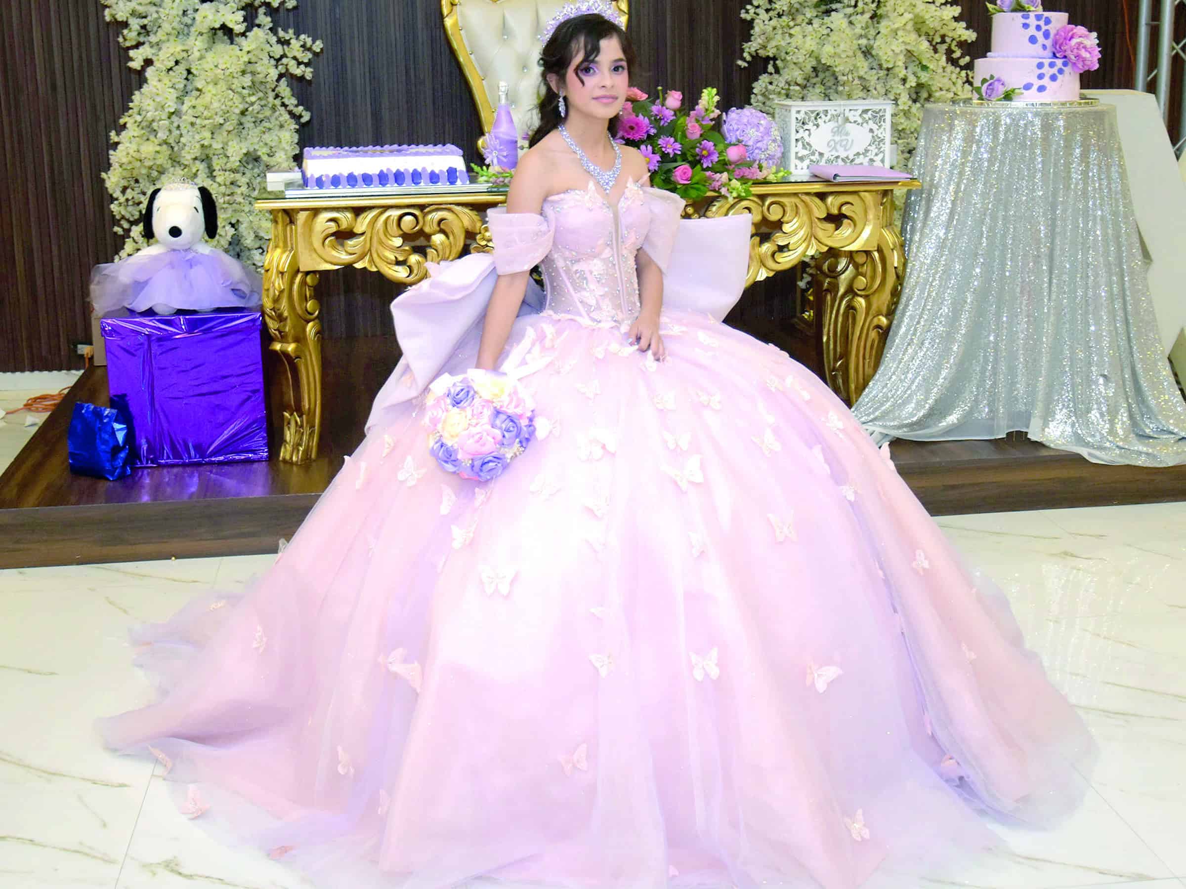 Saddys Jazm&iacute;n Mendoza celebra sus XV a&ntilde;os con emotiva fiesta familiar