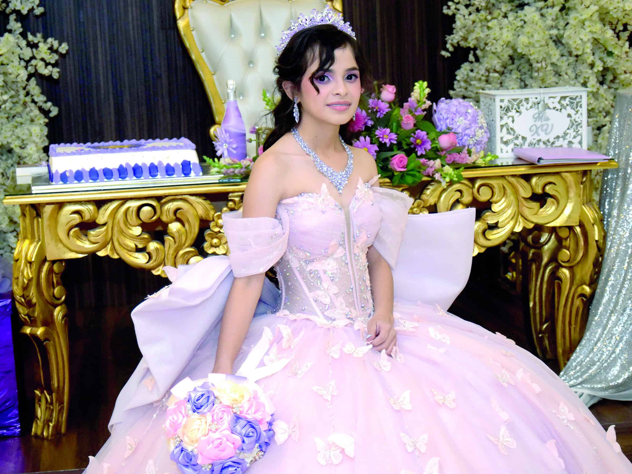 Saddys Jazm&iacute;n Mendoza celebra sus XV a&ntilde;os con emotiva fiesta familiar