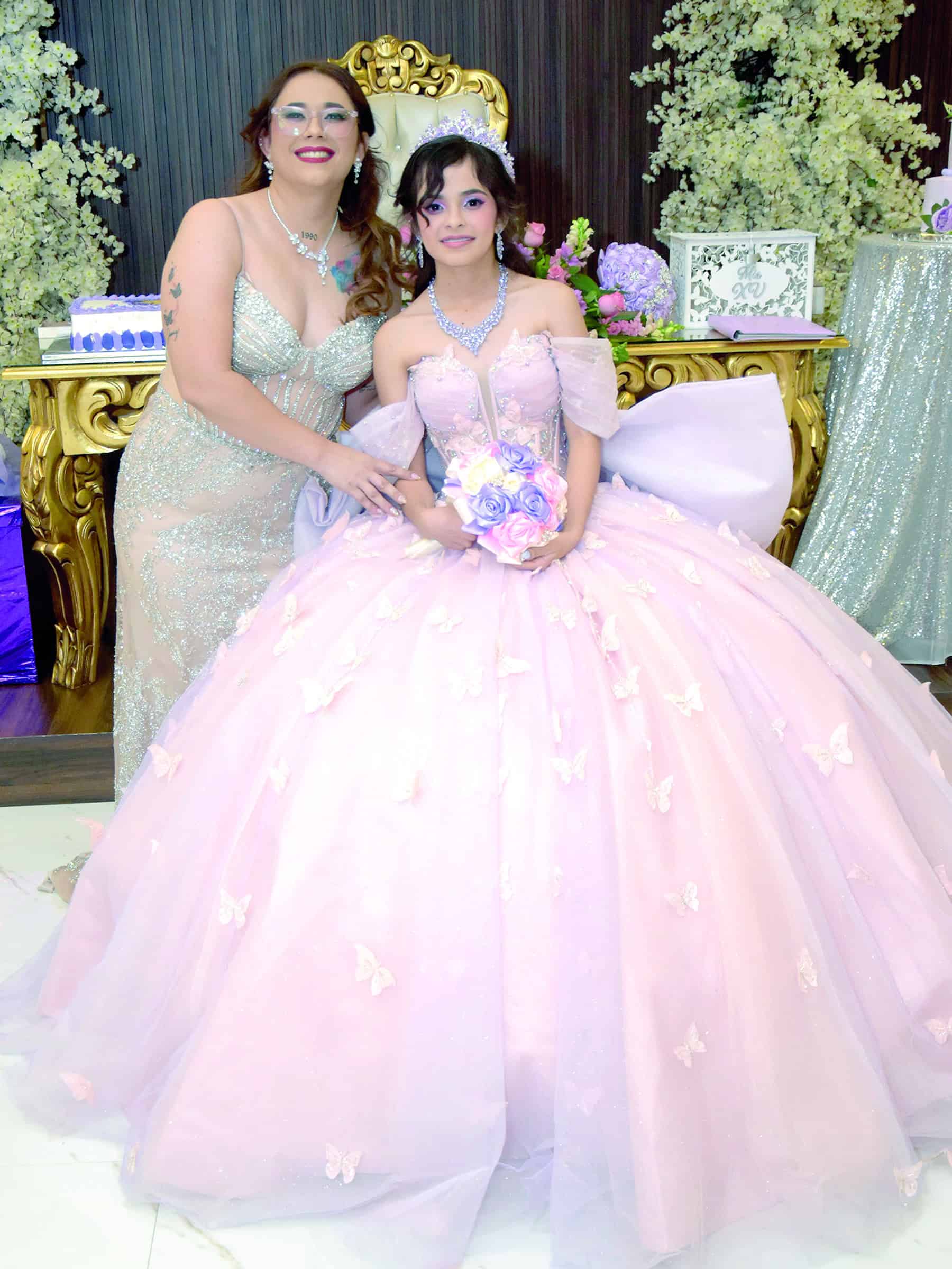 Saddys Jazm&iacute;n Mendoza celebra sus XV a&ntilde;os con emotiva fiesta familiar