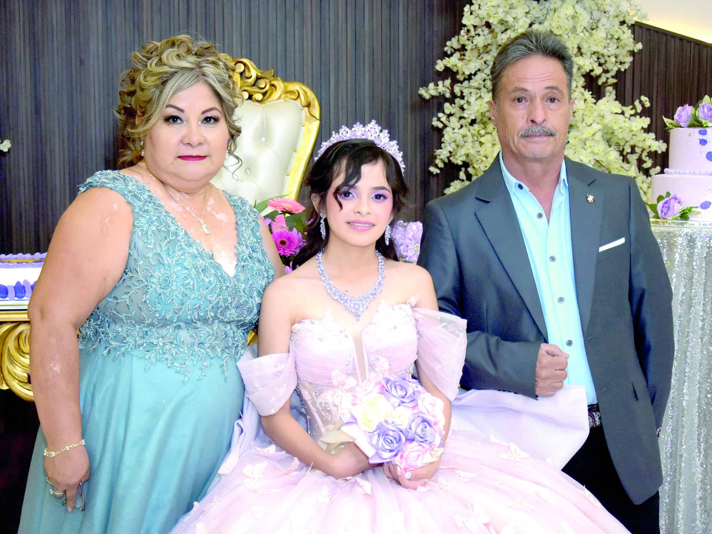 Saddys Jazm&iacute;n Mendoza celebra sus XV a&ntilde;os con emotiva fiesta familiar