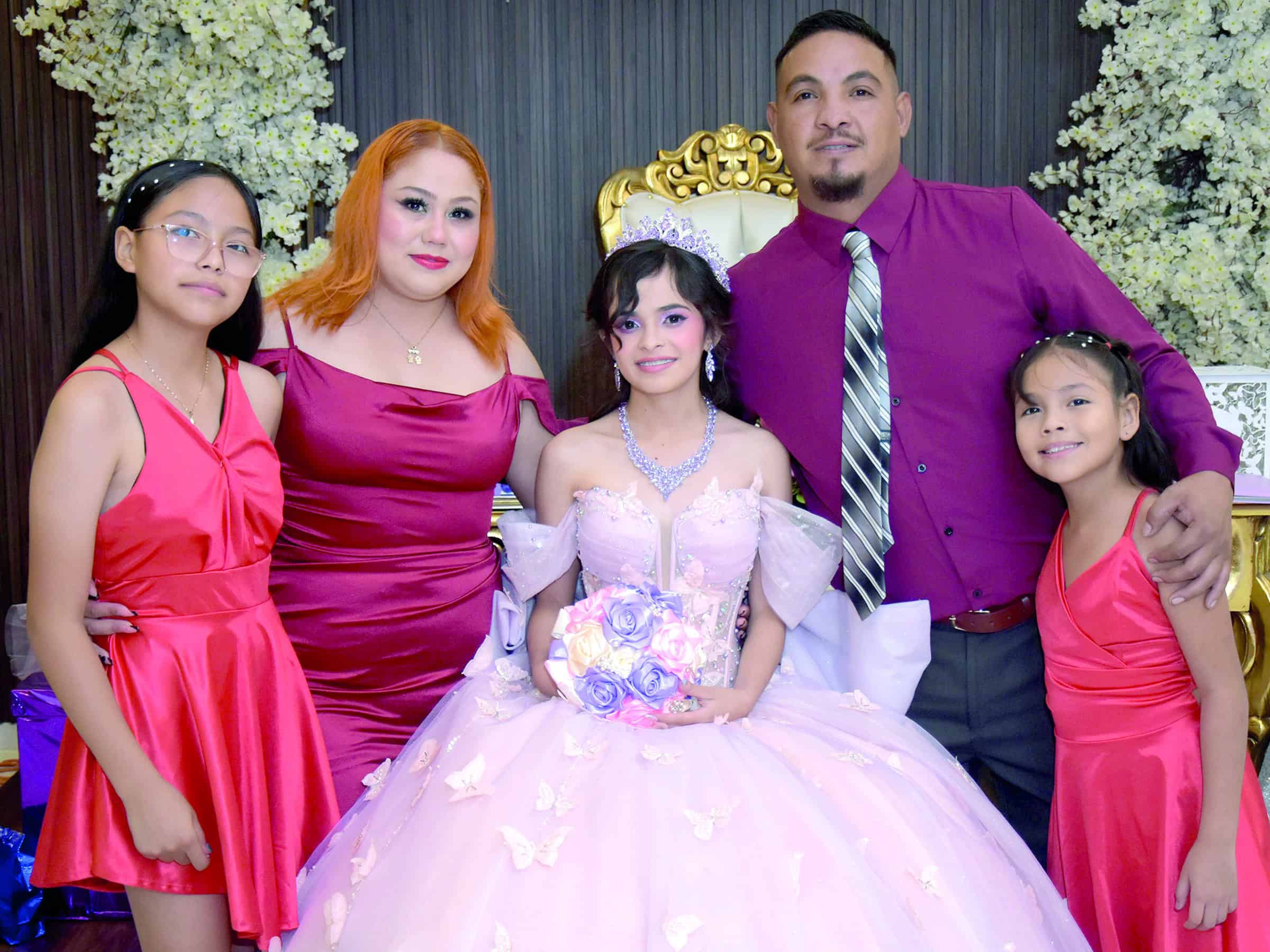 Saddys Jazm&iacute;n Mendoza celebra sus XV a&ntilde;os con emotiva fiesta familiar