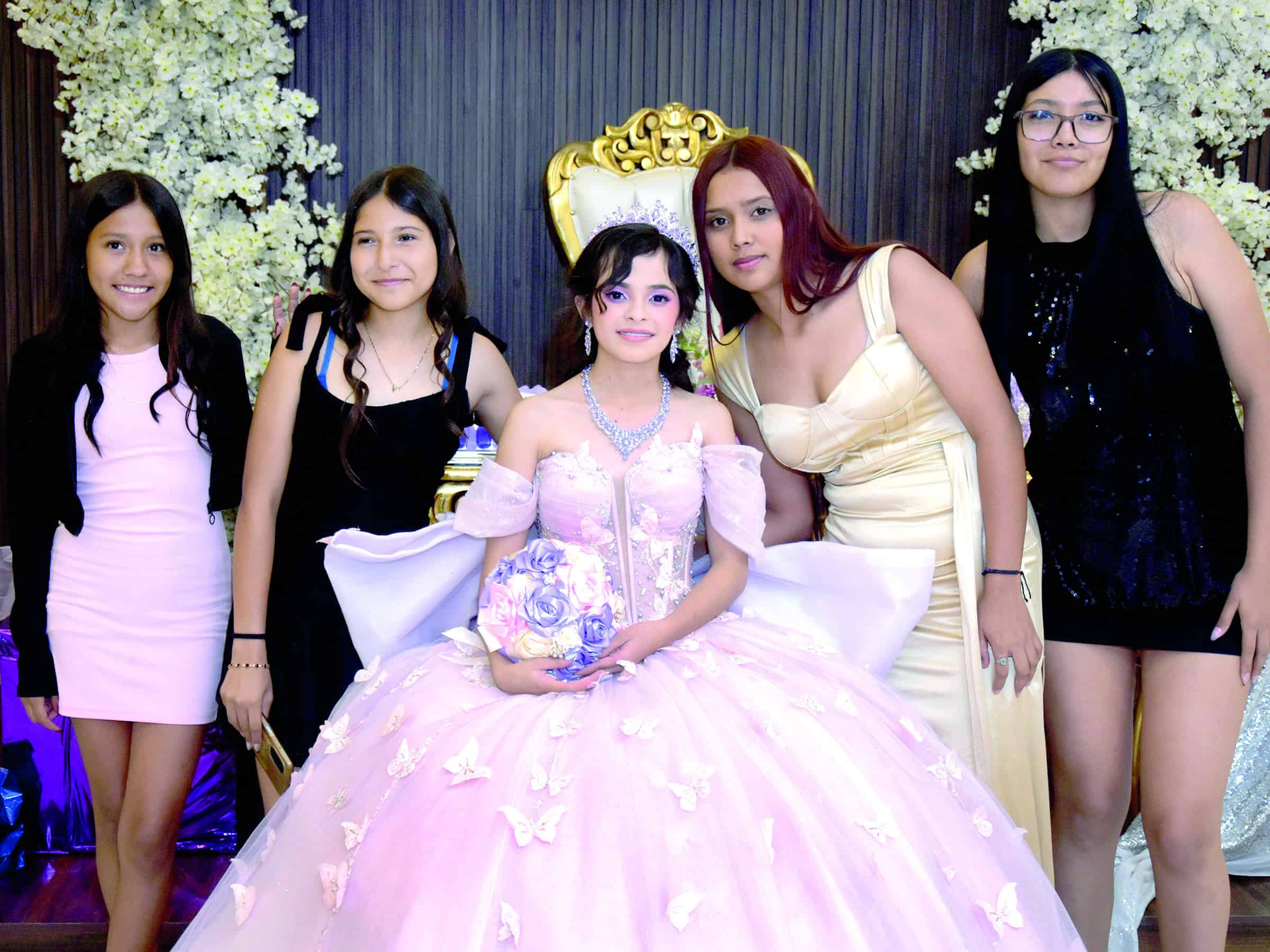 Saddys Jazm&iacute;n Mendoza celebra sus XV a&ntilde;os con emotiva fiesta familiar