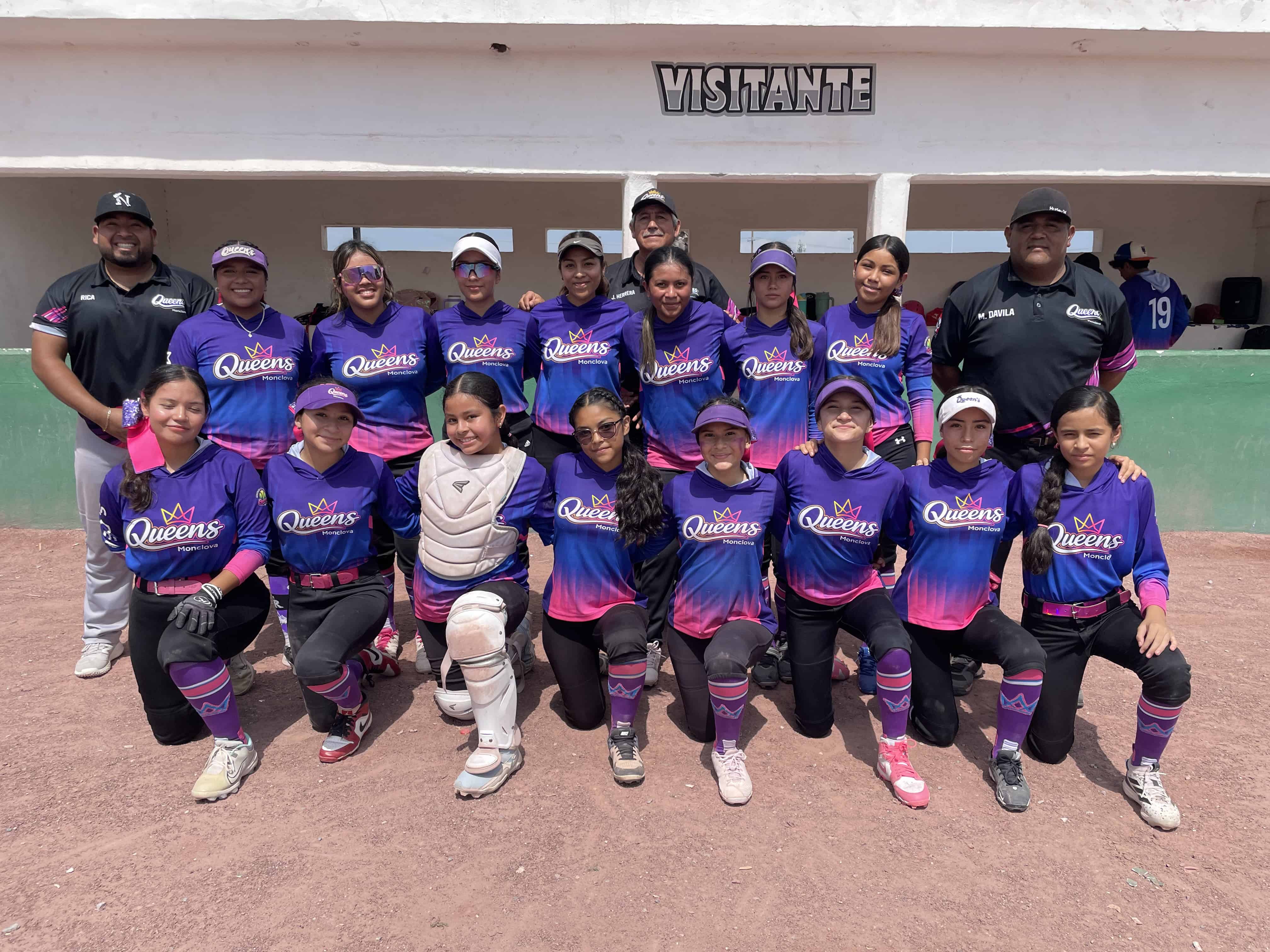 Queens se coronan campeonas en la Liga Municipal de Softbol Femenil