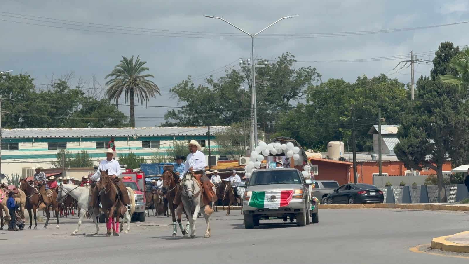 Rancher&iacute;as celebra su gran festejo tradicional con cabalgata y baile