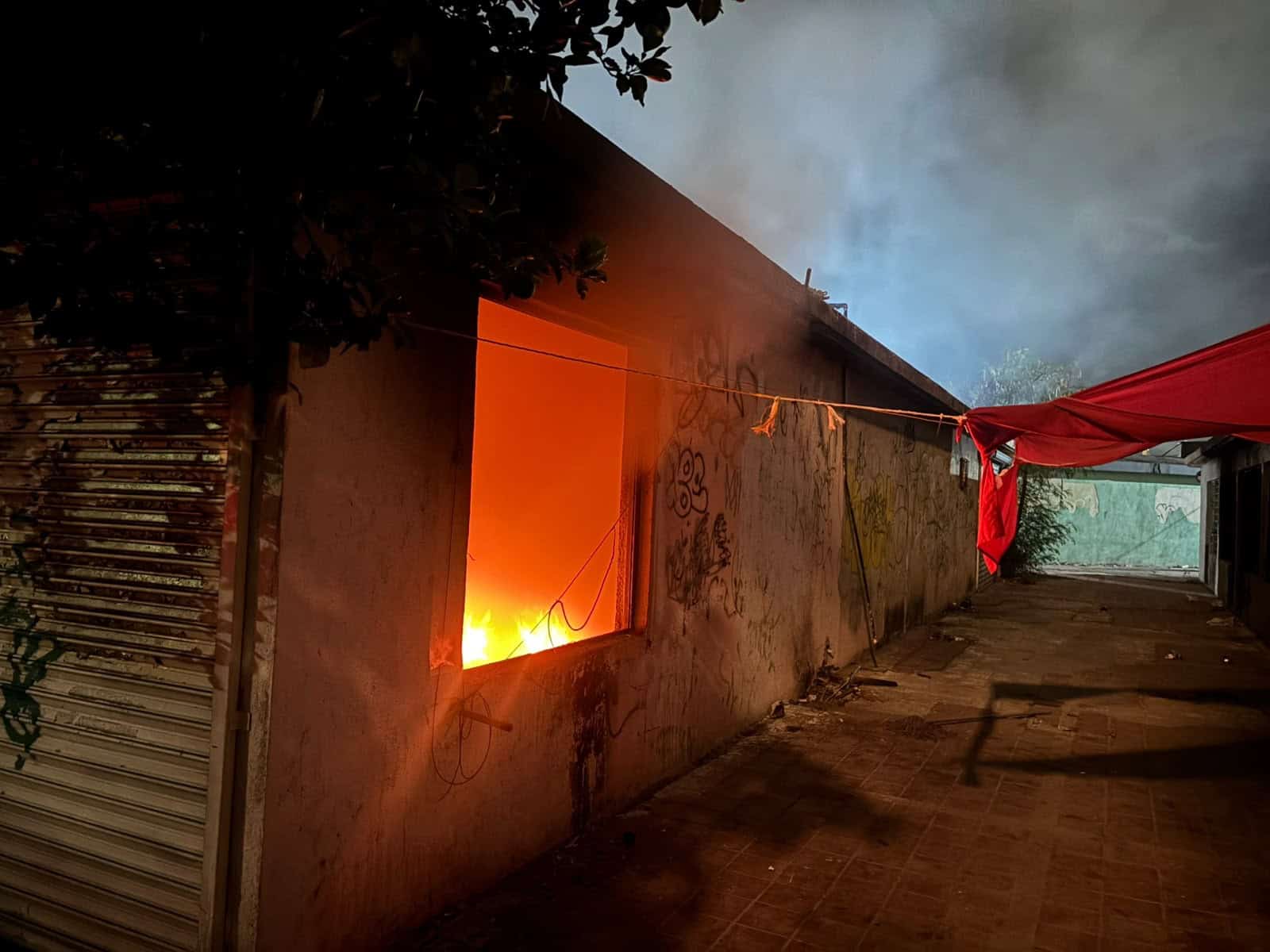 Monclova: incendio en locales abandonados provoca movilizaci&oacute;n de Bomberos y Polic&iacute;a
