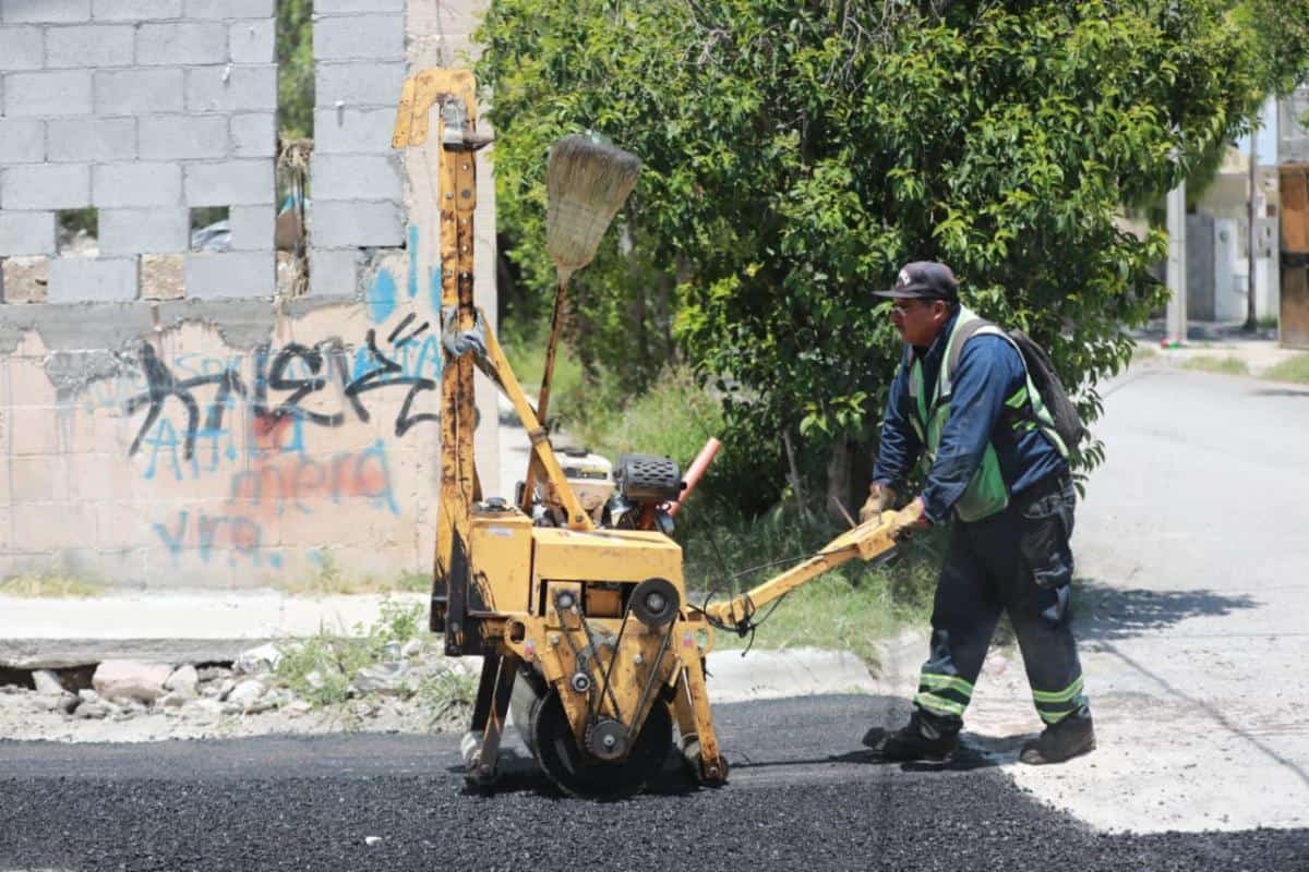 Rehabilitan calles en dos sectores