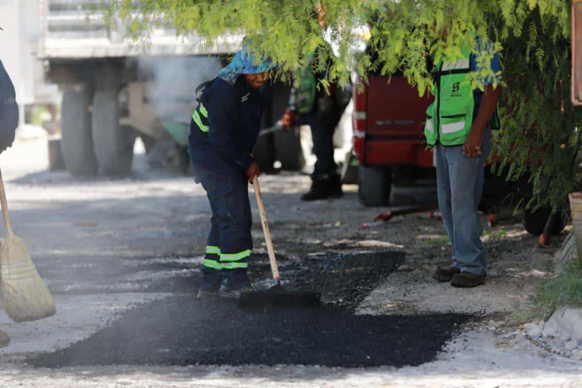 Rehabilitan calles en dos sectores