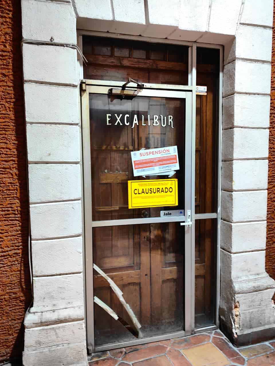 Inspeccionan bares; clausuran Excalibur