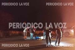 Auxilian a mujer tras accidente vial Auxilian a mujer tras accidente vial
