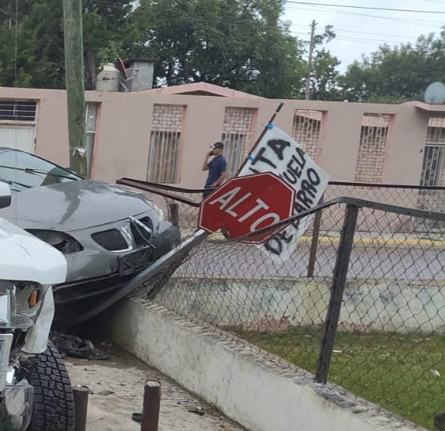 Daniel Alejandro N causa accidente en El Aguacate, hay da&ntilde;os materiales