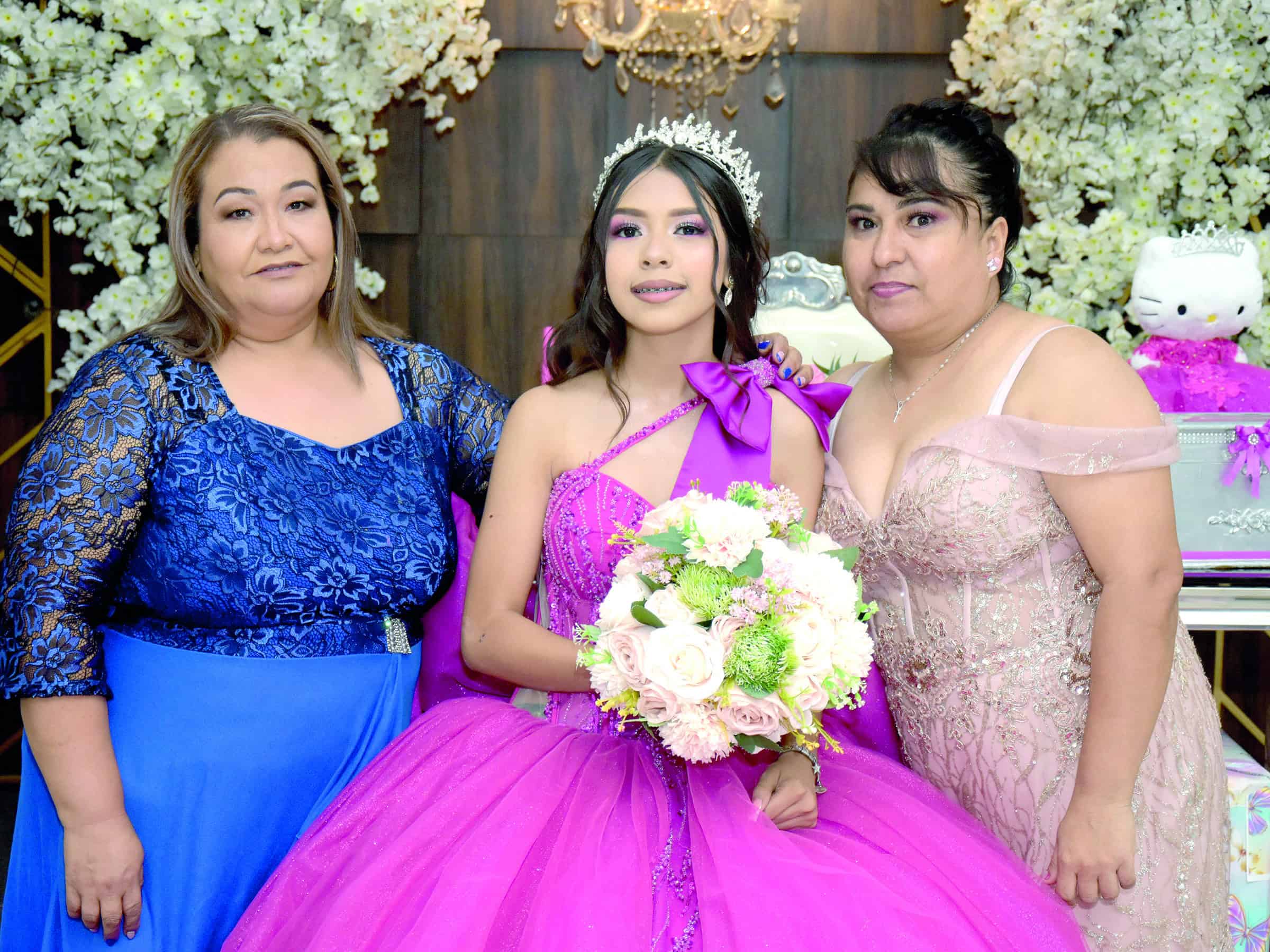 Fanny Rodr&iacute;guez celebra sus XV a&ntilde;os en emotiva reuni&oacute;n familiar