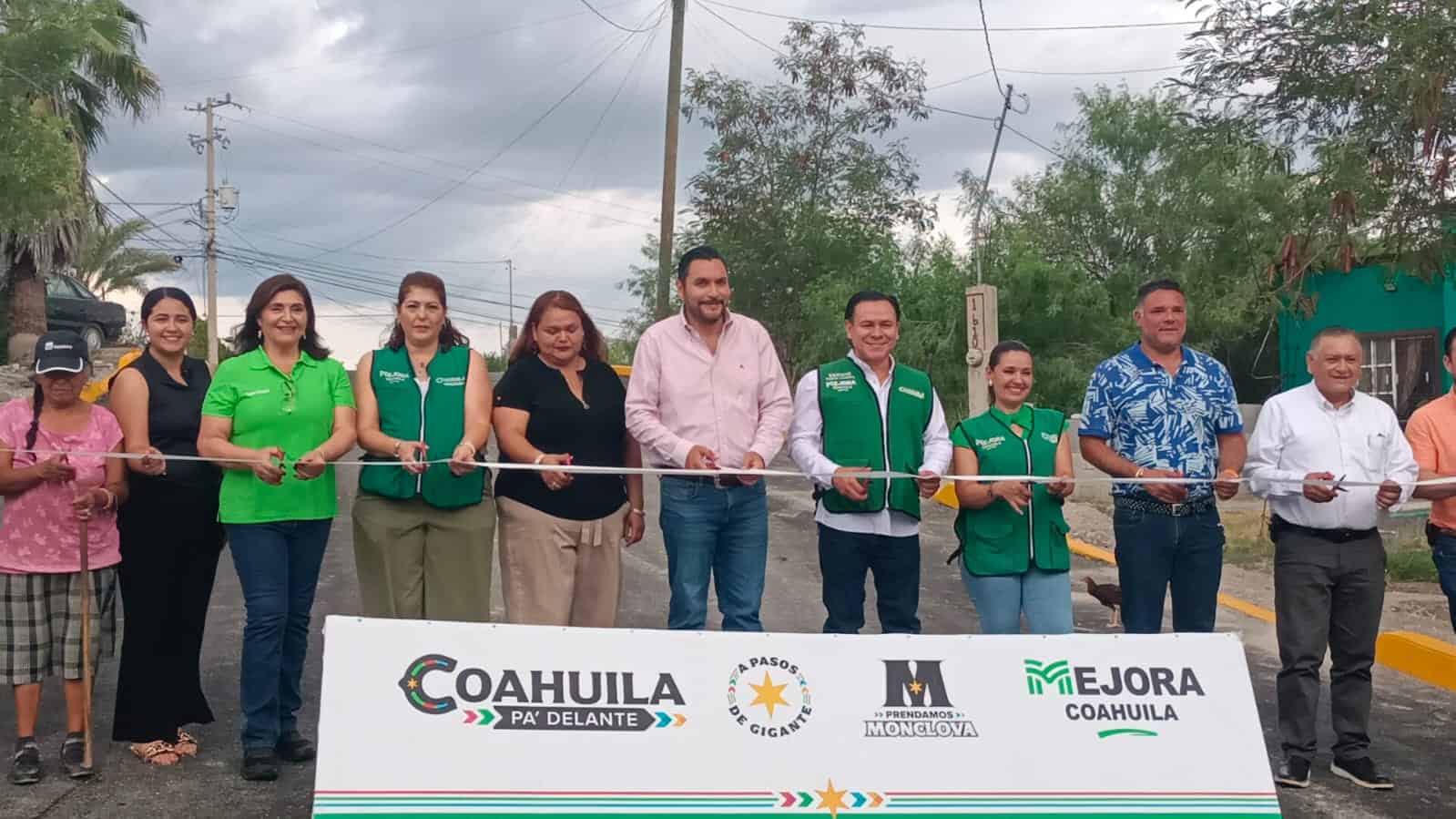 Carlos Villarreal entrega pavimentaci&oacute;n de calle Revoluci&oacute;n en Monclova