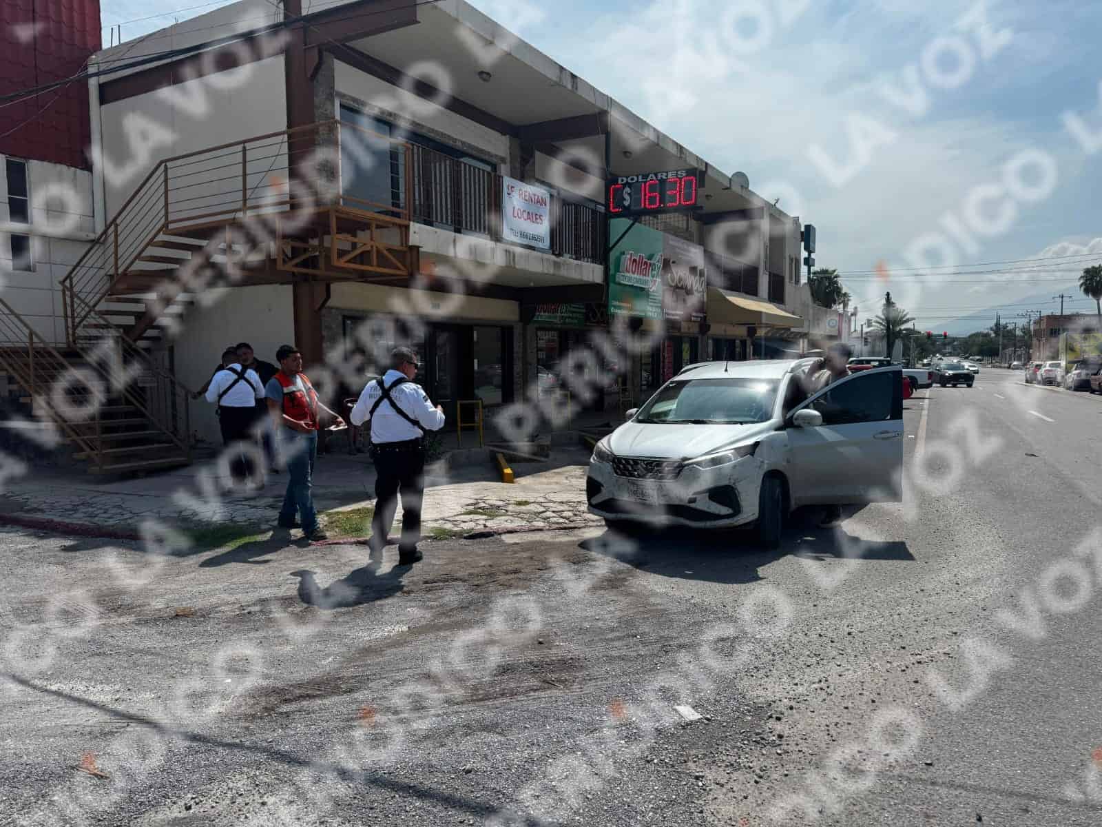 Vuelta en u provoca aparatoso choque