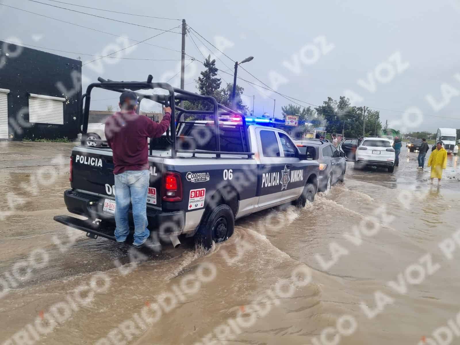 Polic&iacute;as auxilian a automovilistas varados