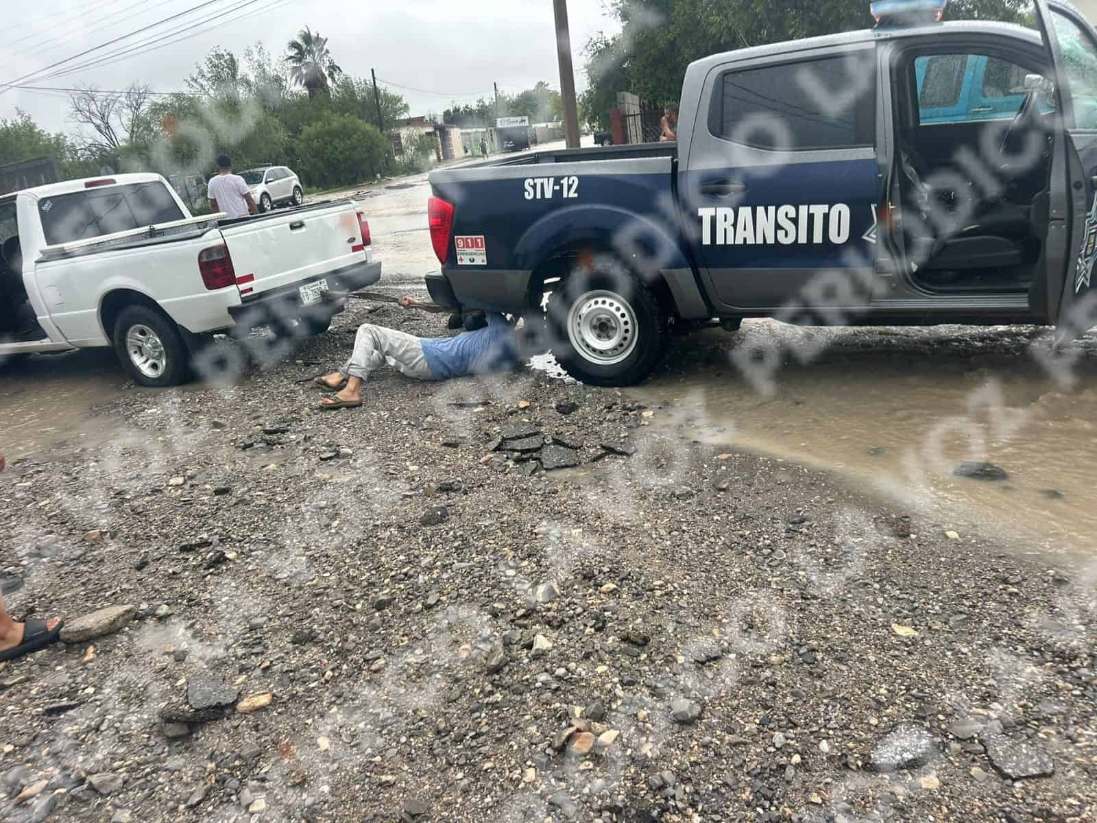 Polic&iacute;as auxilian a automovilistas varados