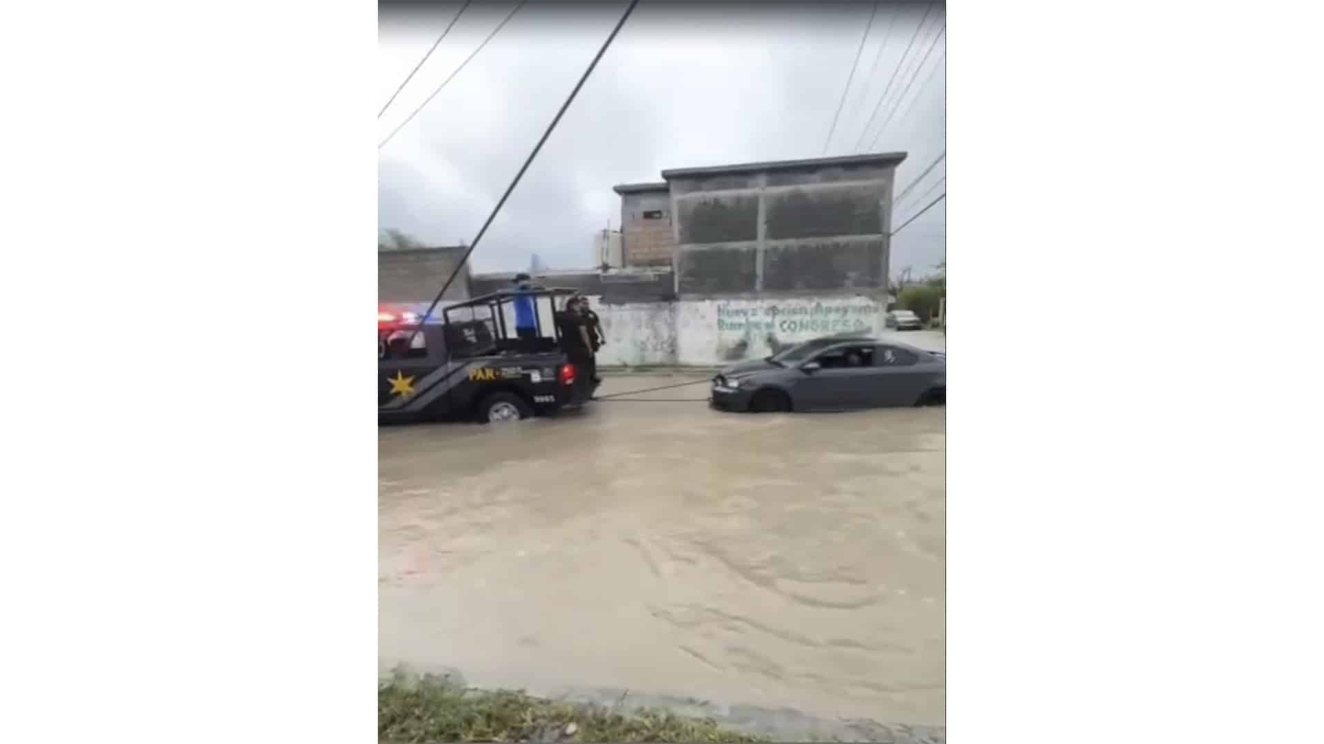 Polic&iacute;a de Acci&oacute;n y Reacci&oacute;n ayuda a automovilista tras inundaciones en Monclova
