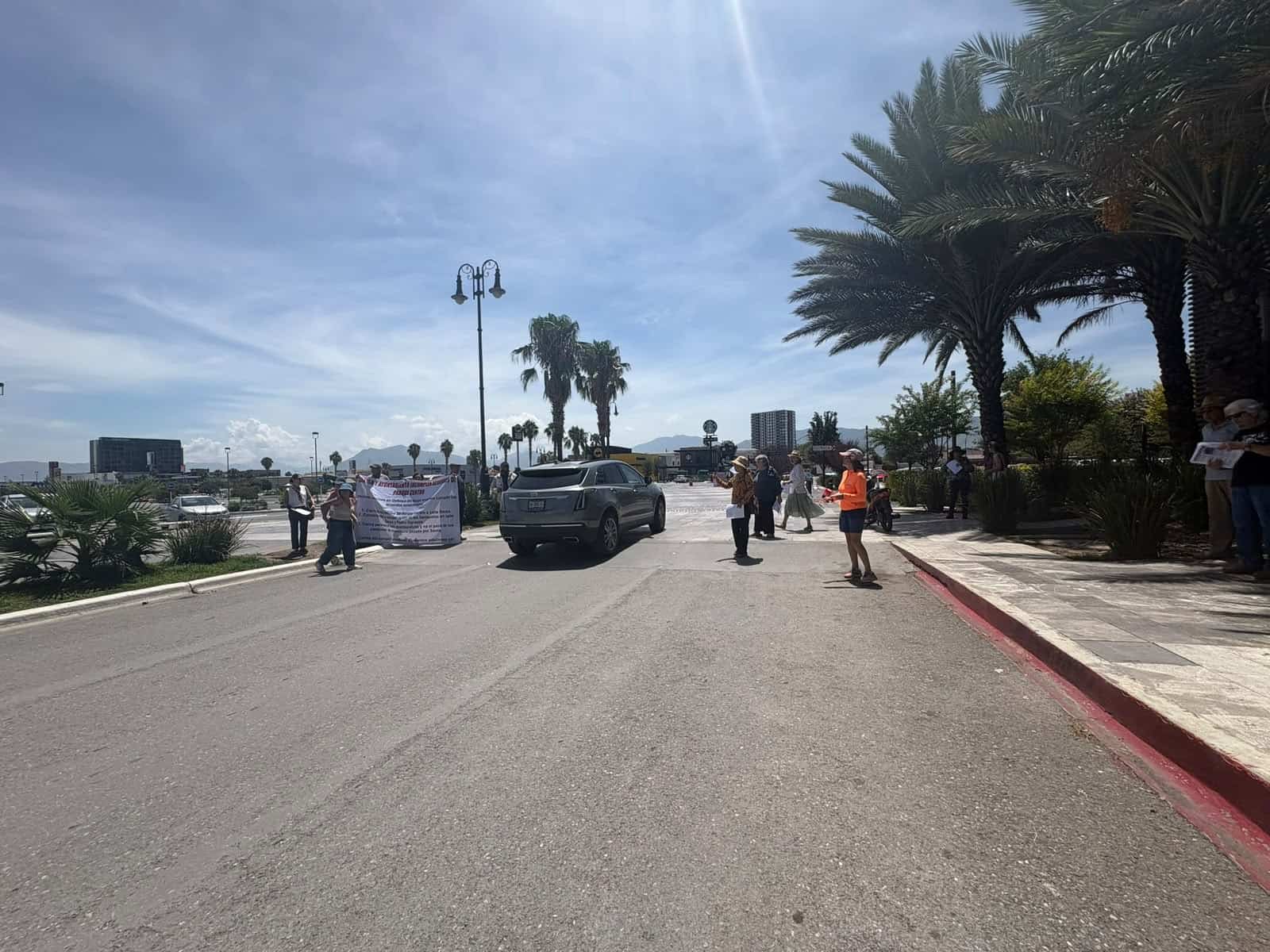 Vecinos de Saltillo exigen a Davisa cumplir compromisos de construcci&oacute;n