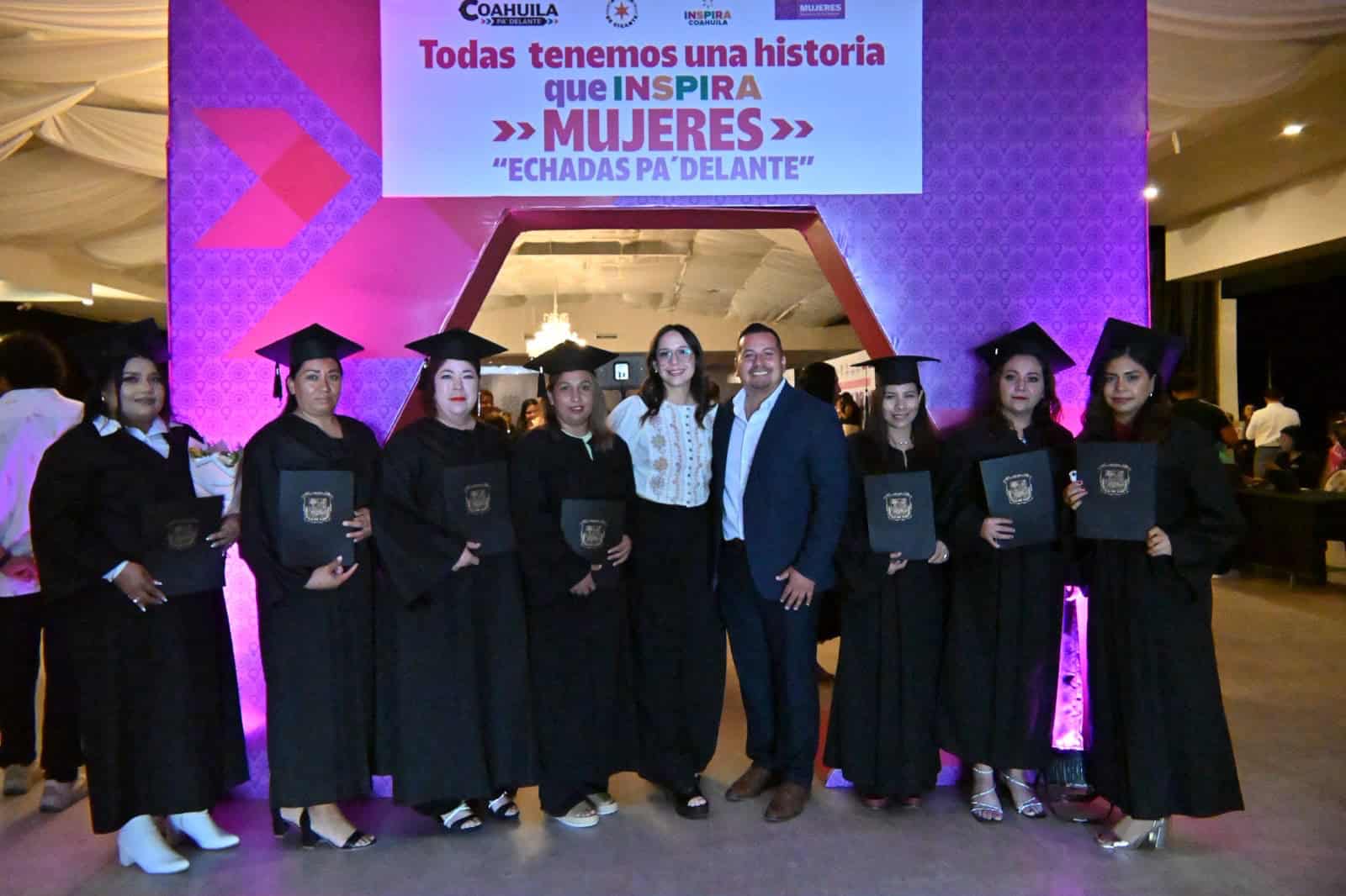 Inspira Coahuila impulsa educación: mujeres se gradúan en San Buenaventura