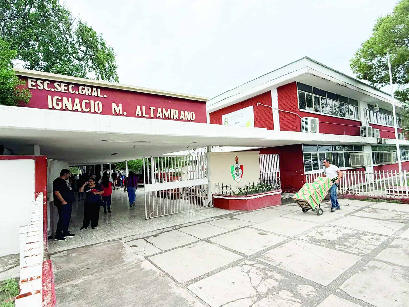 La Escuela Secundaria Ignacio Manuel Altamirano recibe libros de texto gratuitos