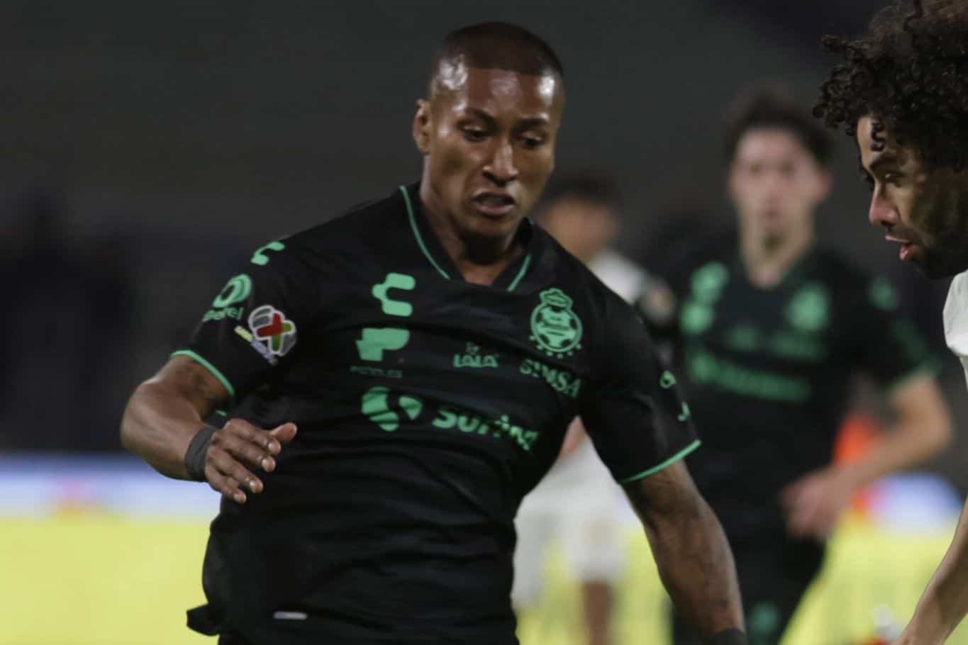 Santos Laguna confirma salida de Pedro Aquino tras rescindir contrato