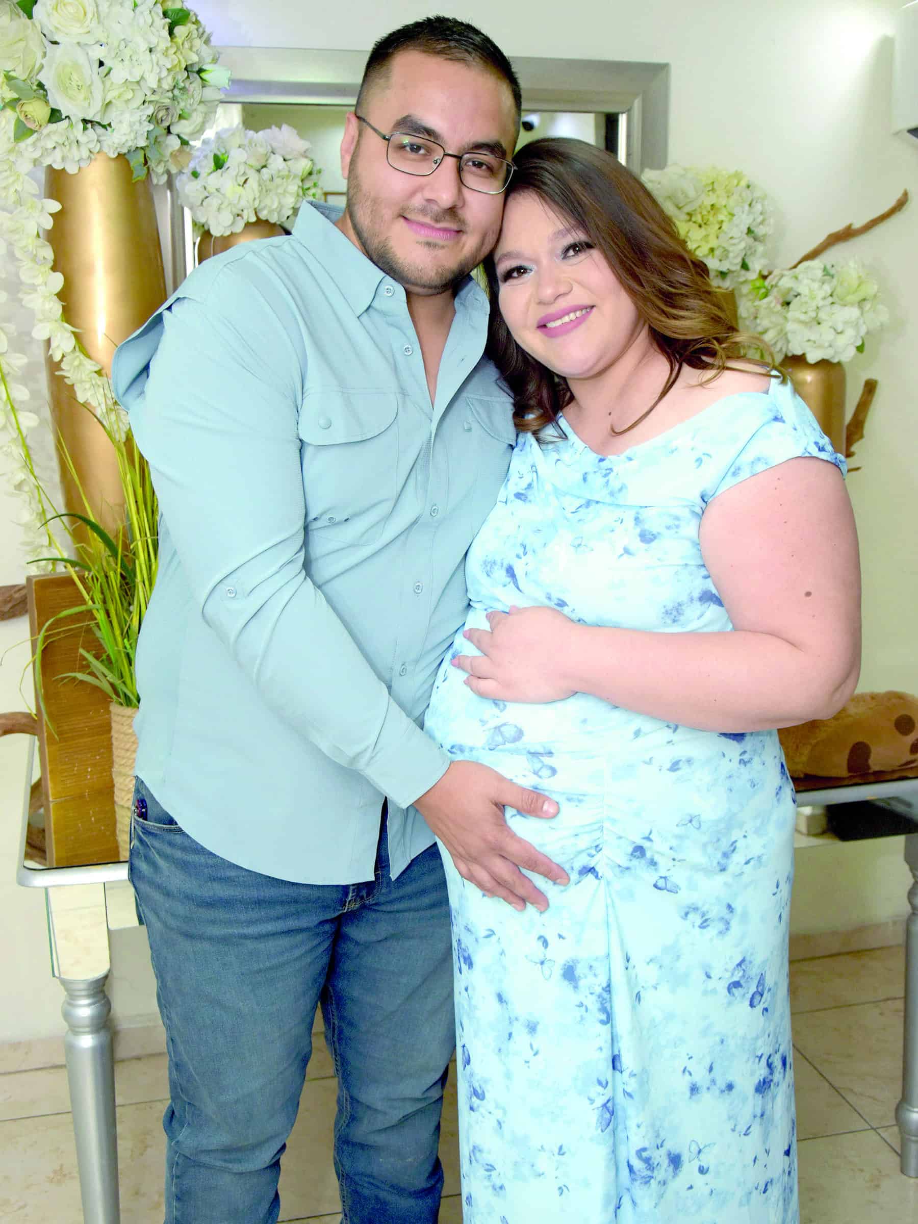 Yazm&iacute;n Esparza celebra un emotivo baby shower en Coahuila