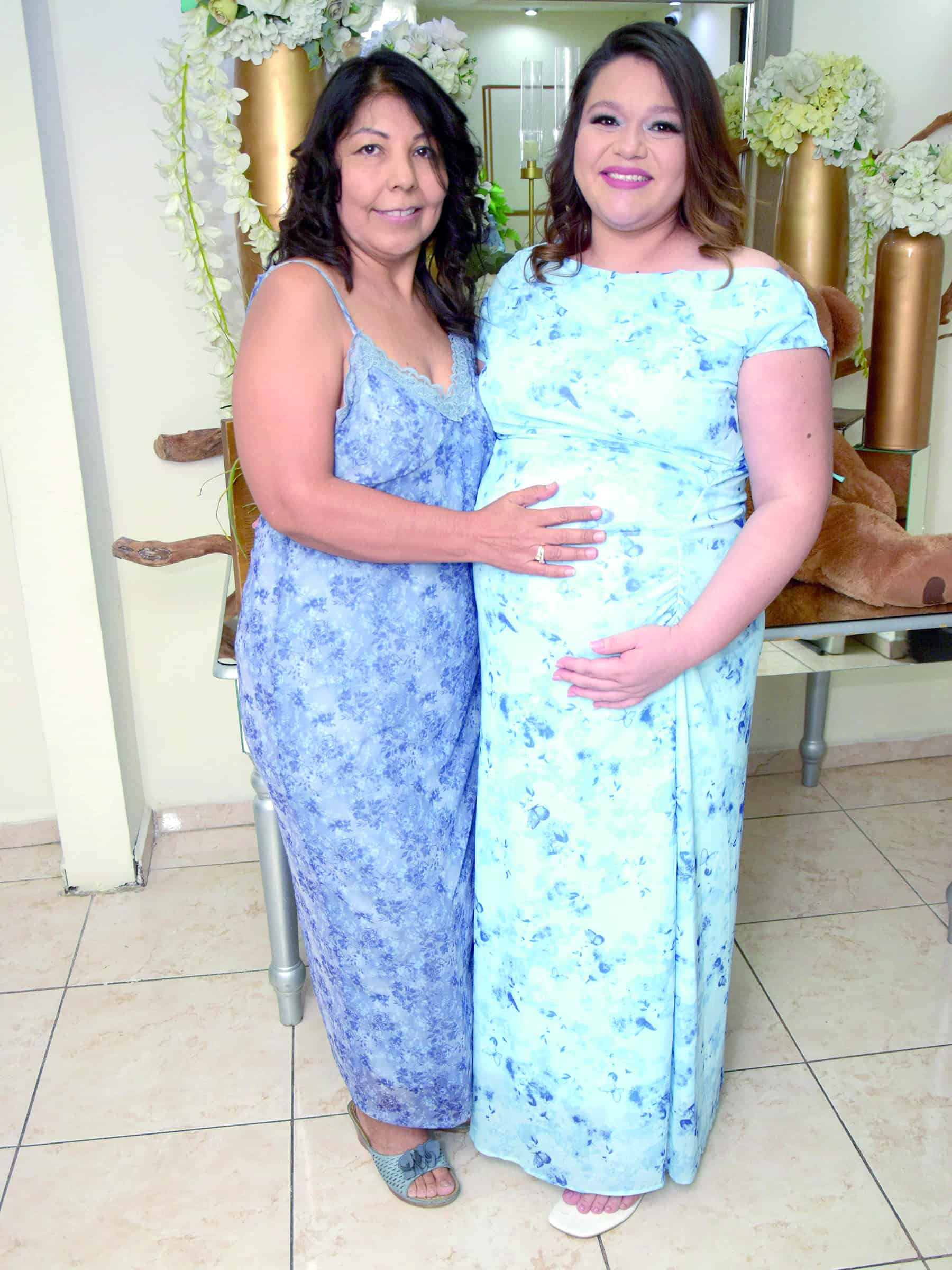 Yazm&iacute;n Esparza celebra un emotivo baby shower en Coahuila