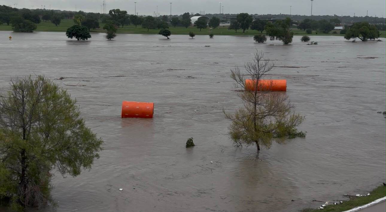Crecida del r&iacute;o Bravo obliga al cierre del Paseo del R&iacute;o en Piedras Negras