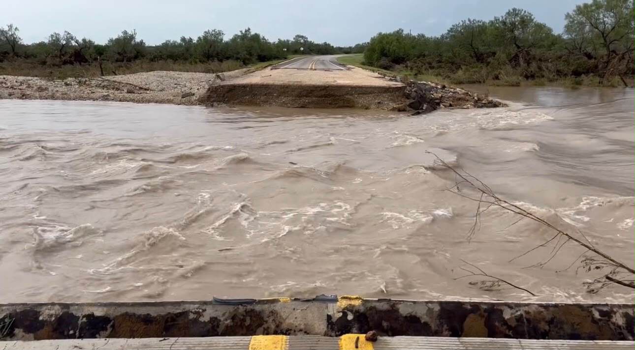 Colapsa puente sobre el r&iacute;o Nueces tras intensas lluvias en Texas