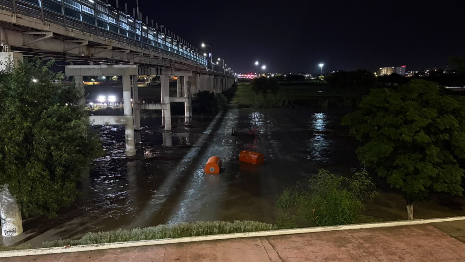 Piedras Negras: cierran puentes internacionales por riesgo de boyas