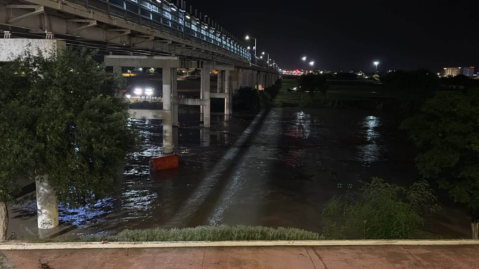 Piedras Negras: cierran puentes internacionales por riesgo de boyas