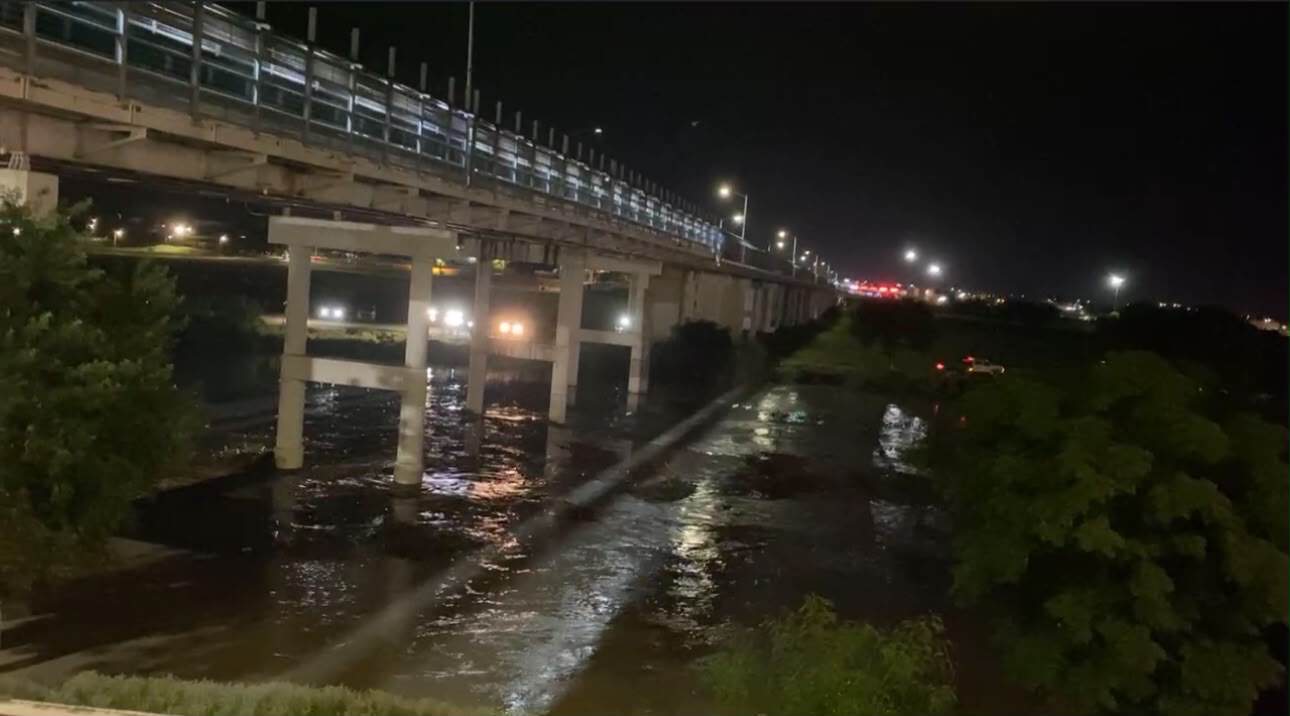 Piedras Negras: cierran puentes internacionales por riesgo de boyas