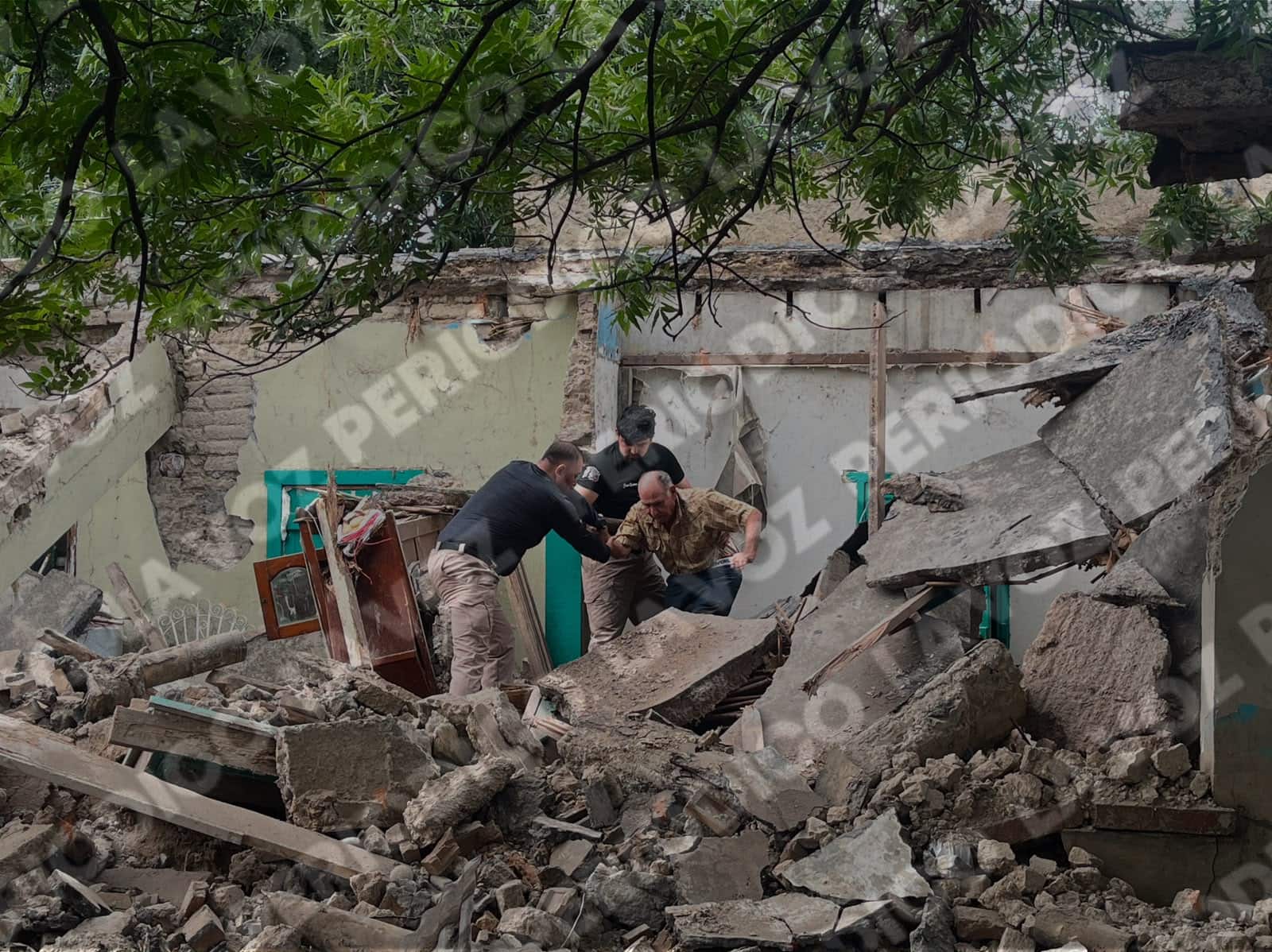 Colapsa vivienda; rescatan a abuelito
