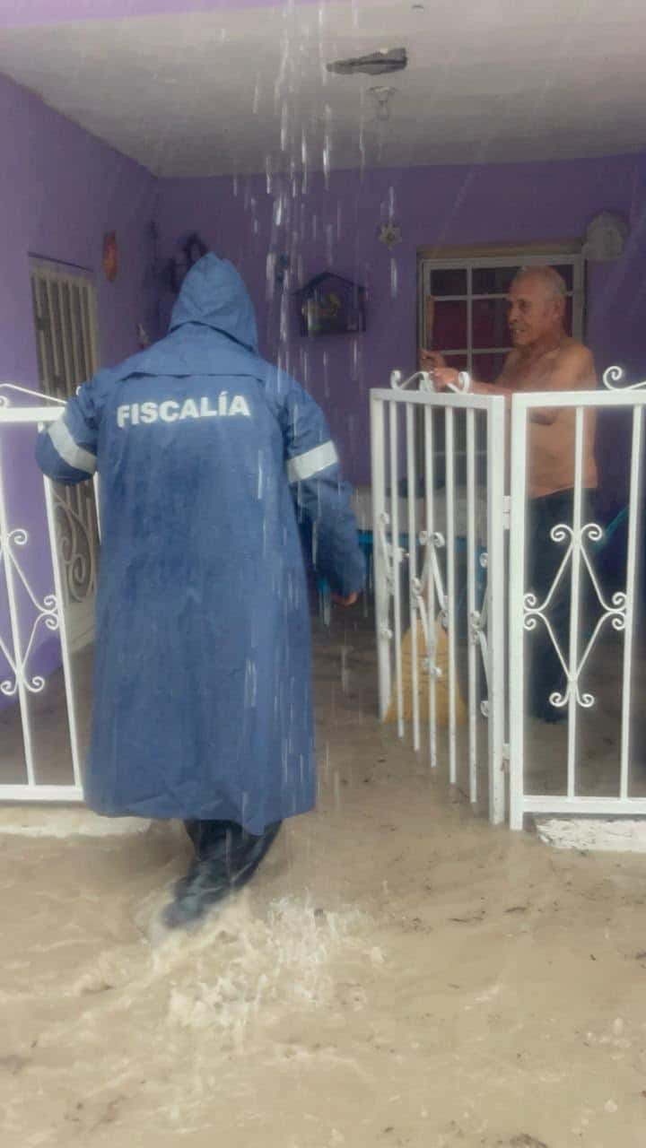 Apoya Yesica a familias tras lluvias en Casta&ntilde;os
