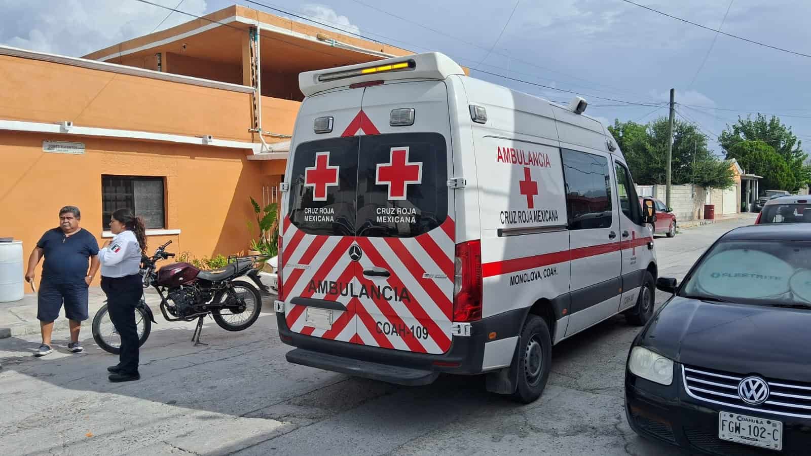 Choca moto con auto y deja un lesionado