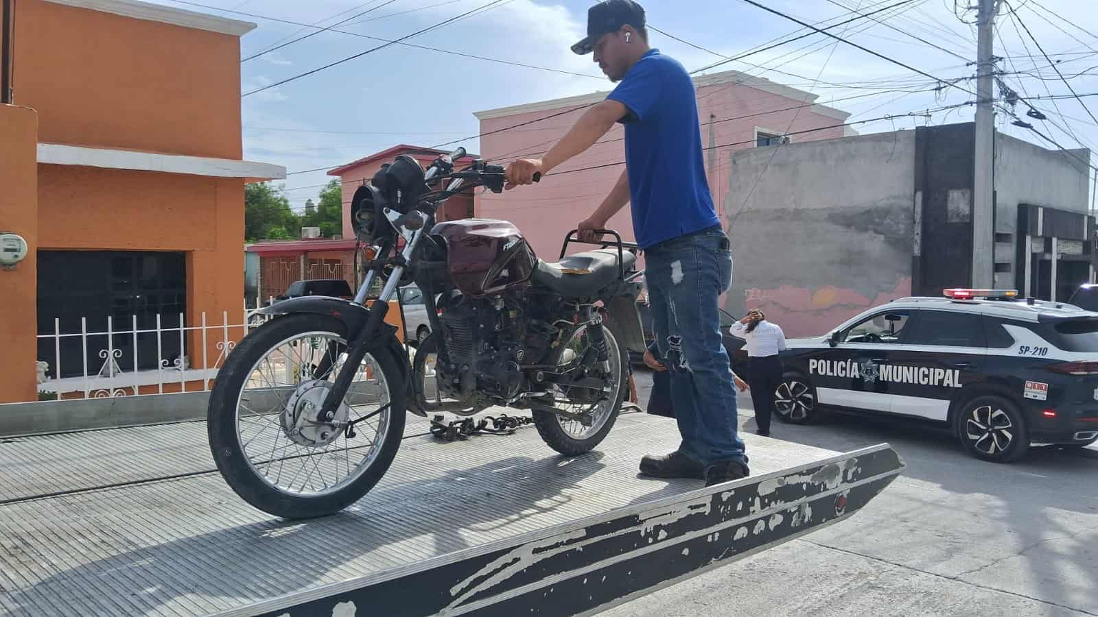 Choca moto con auto y deja un lesionado