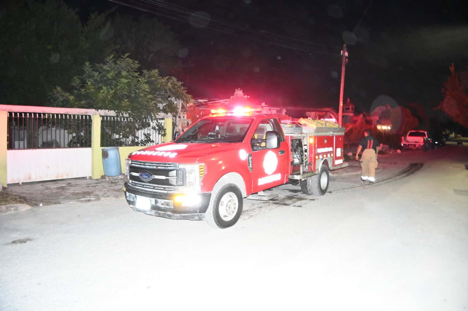 Bomberos controlan incendio en Monclova: Basura en fraccionamiento Estancias