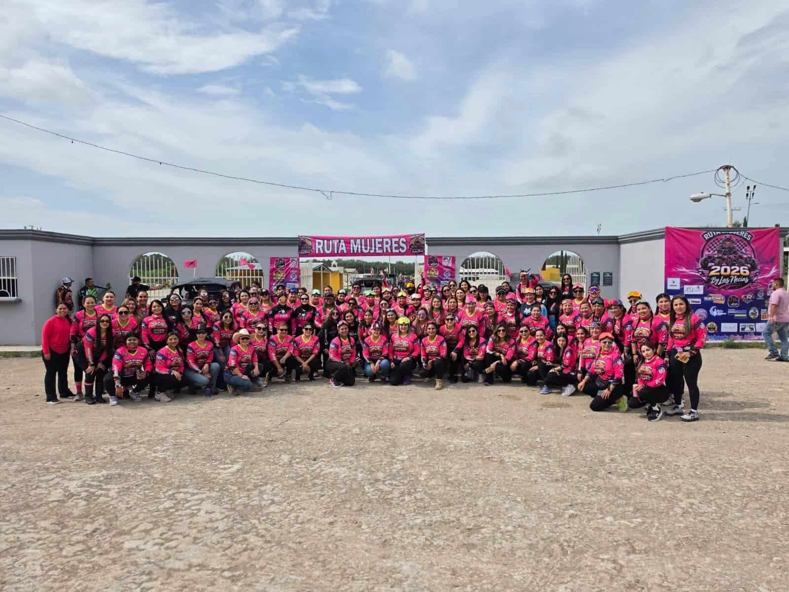 M&uacute;sica y convivencia llenan de vida el Centro Hist&oacute;rico de Nava con baile de la Ruta Mujeres 2026