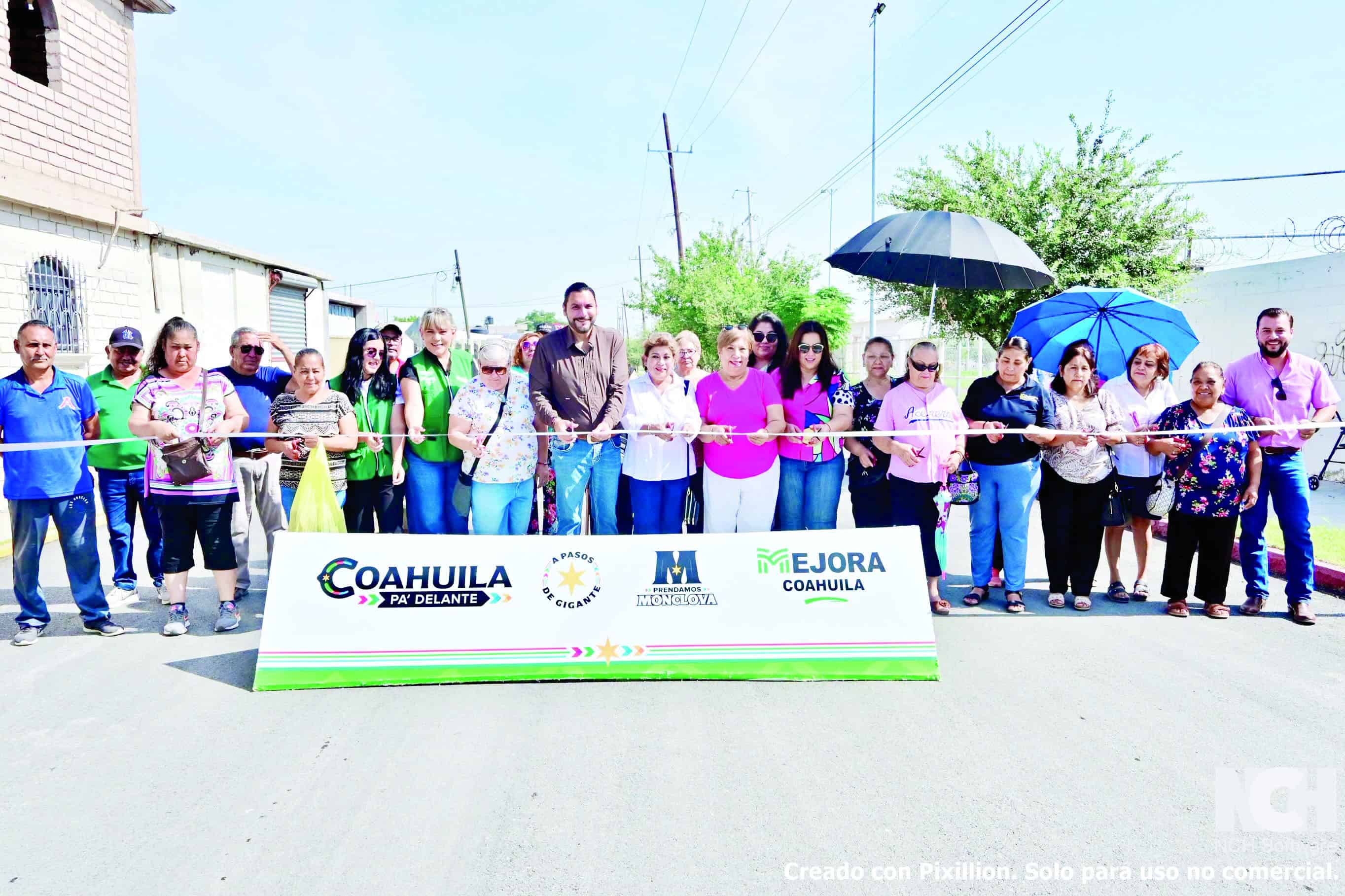 Carlos Villarreal P&eacute;rez entrega recarpeteo en la calle Tezoz&oacute;moc de Monclova