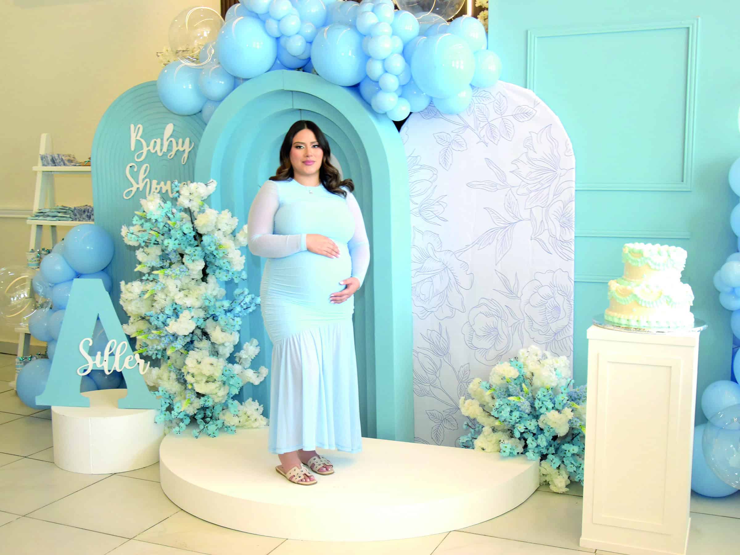 Tania Garc&iacute;a celebra su baby shower con familiares y amigos