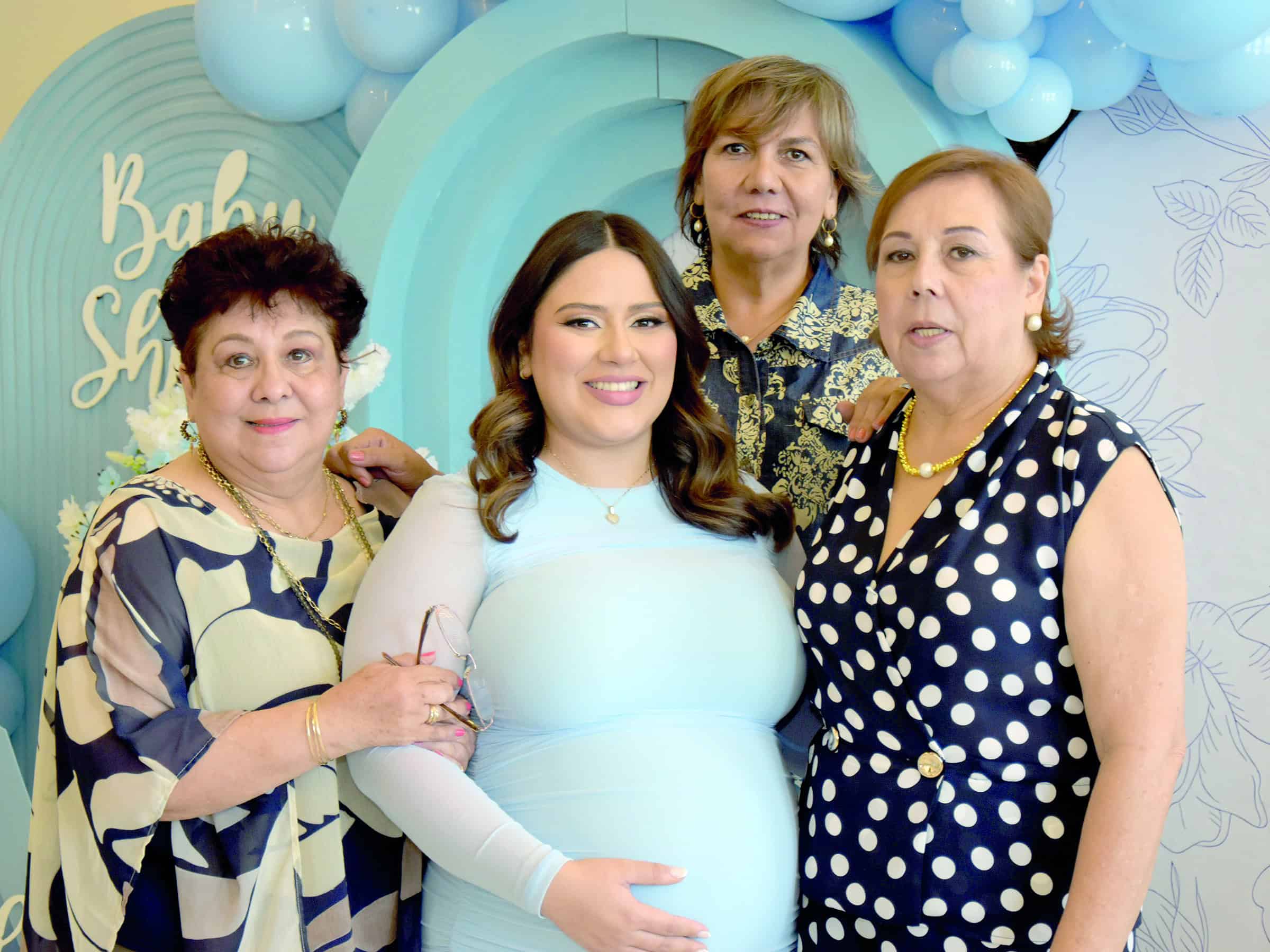 Tania Garc&iacute;a celebra su baby shower con familiares y amigos