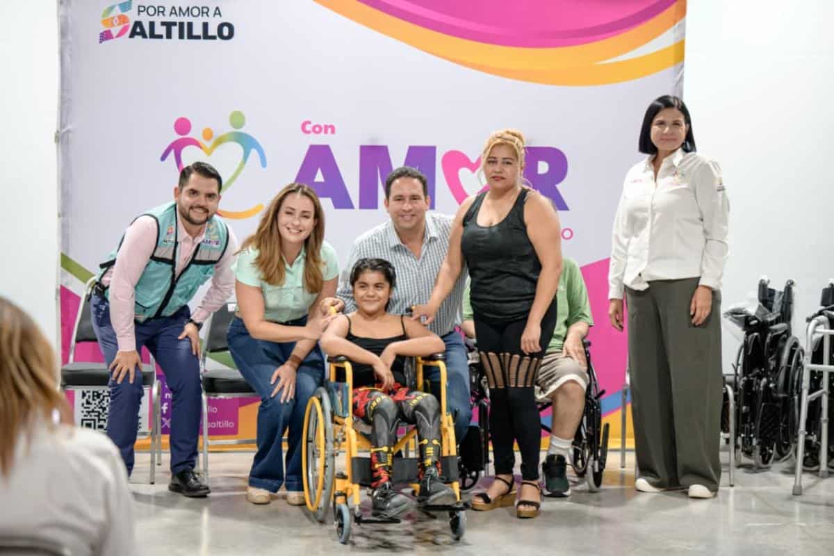 Javier D&iacute;az Gonz&aacute;lez entrega aparatos ortop&eacute;dicos en Saltillo