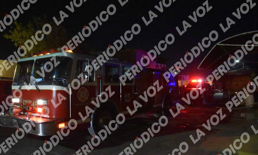 Bomberos controlan incendio en vivienda abandonada en Monclova