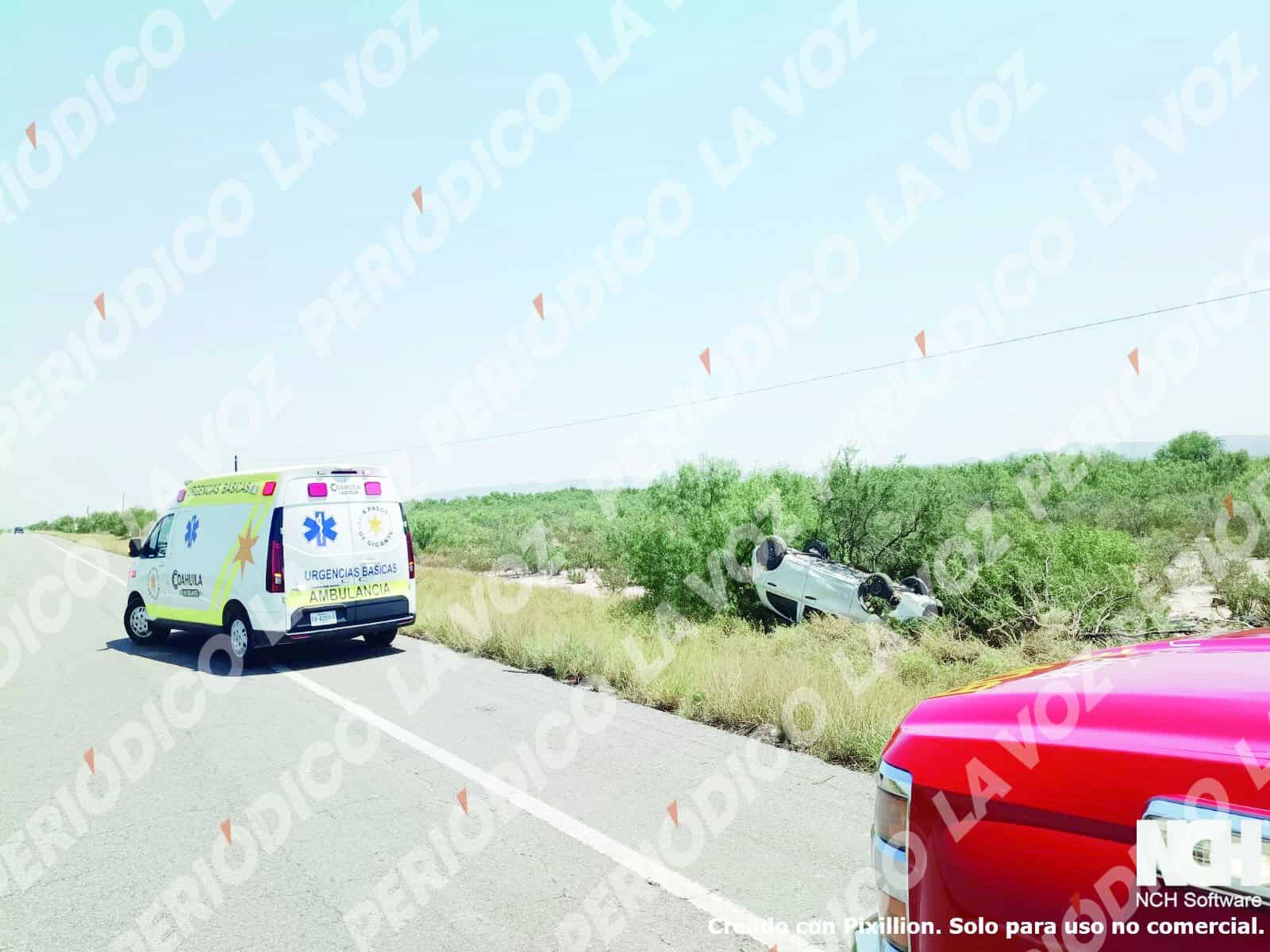 Joven de Escobedo sufre volcadura en carretera federal 57