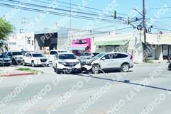 Carambola en bulevar Benito Juárez provoca crisis nerviosa en Monclova Carambola en bulevar Benito Juárez provoca crisis nerviosa en Monclova
