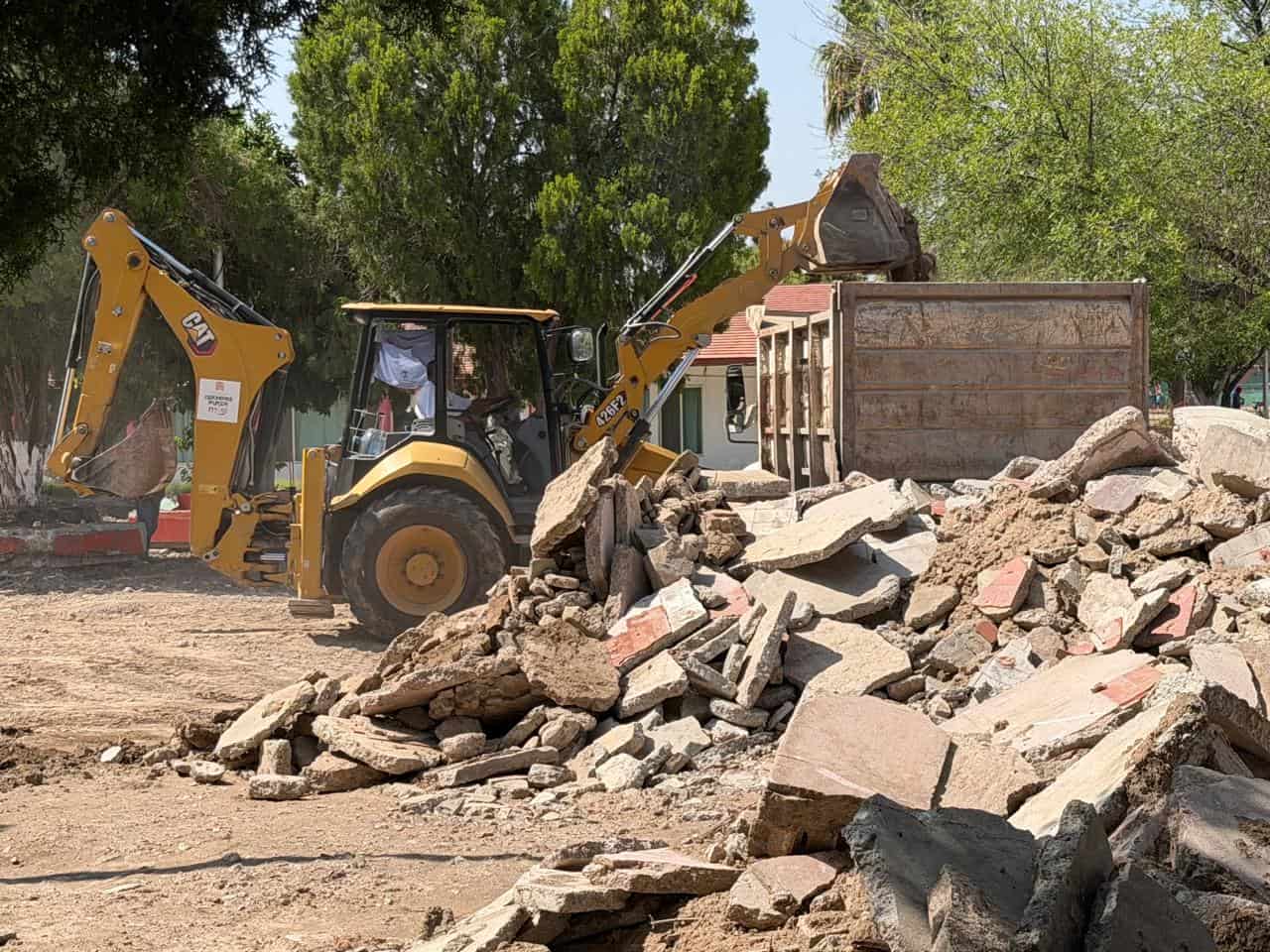 Carlos Villarreal supervisa la rehabilitaci&oacute;n de la Unidad Deportiva en Monclova